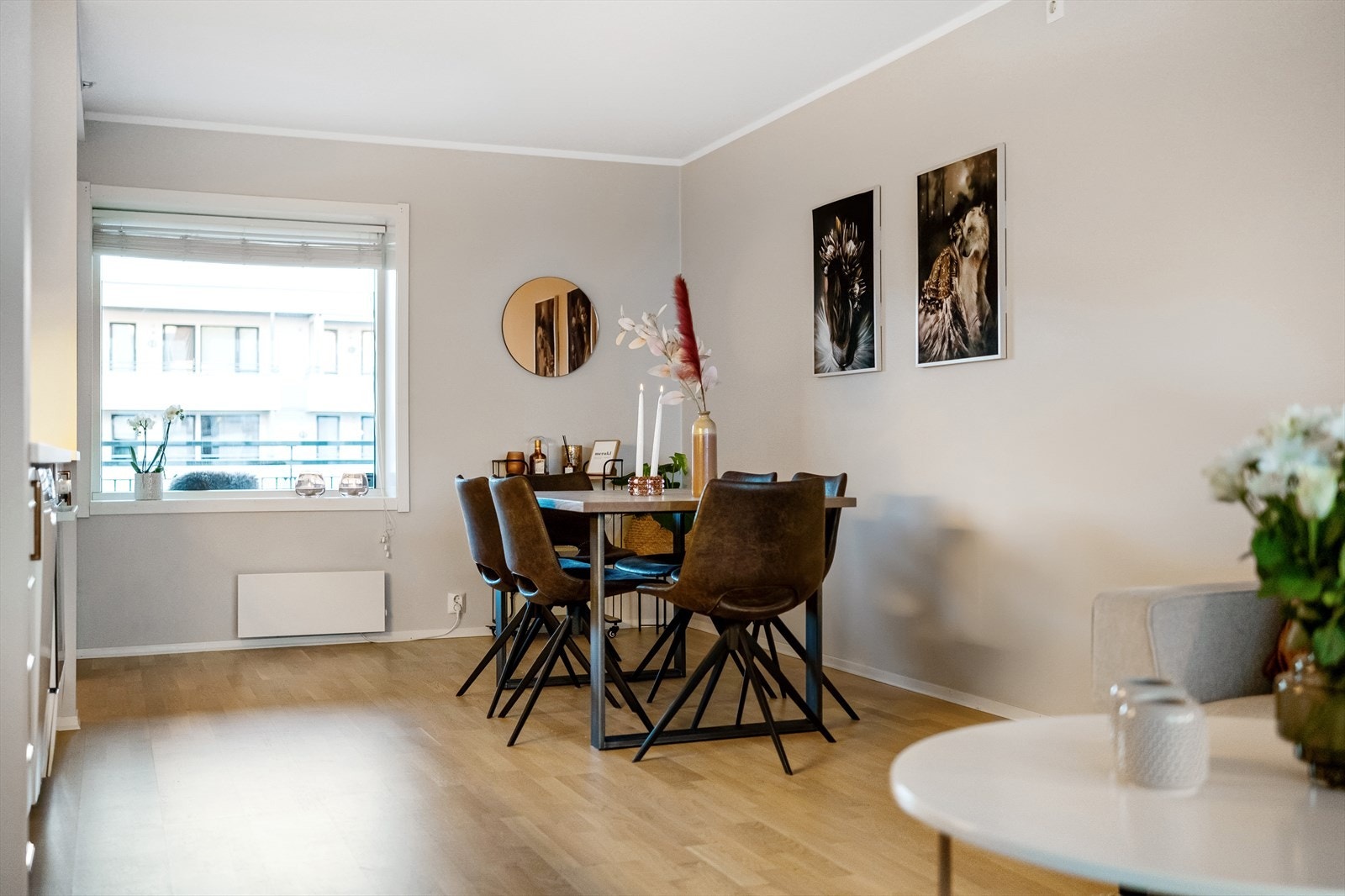 Kjøkkenet er designet og innredet med tanke på funksjonalitet, og er et hyggelig oppholdsrom. Galleribilde