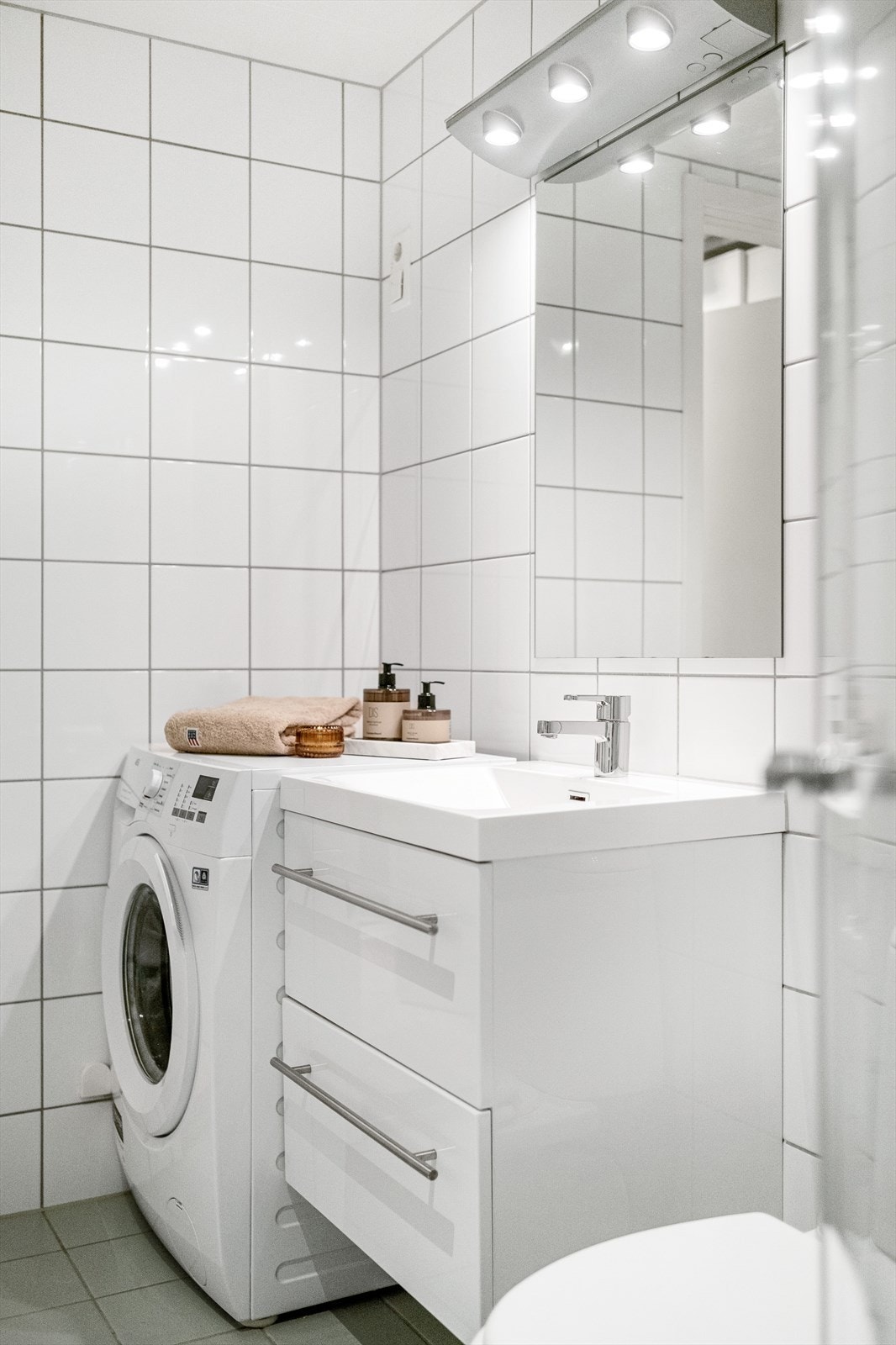 Badet er innredet med servant i innredning. Videre er det opplegg for vaskemaskin. Galleribilde