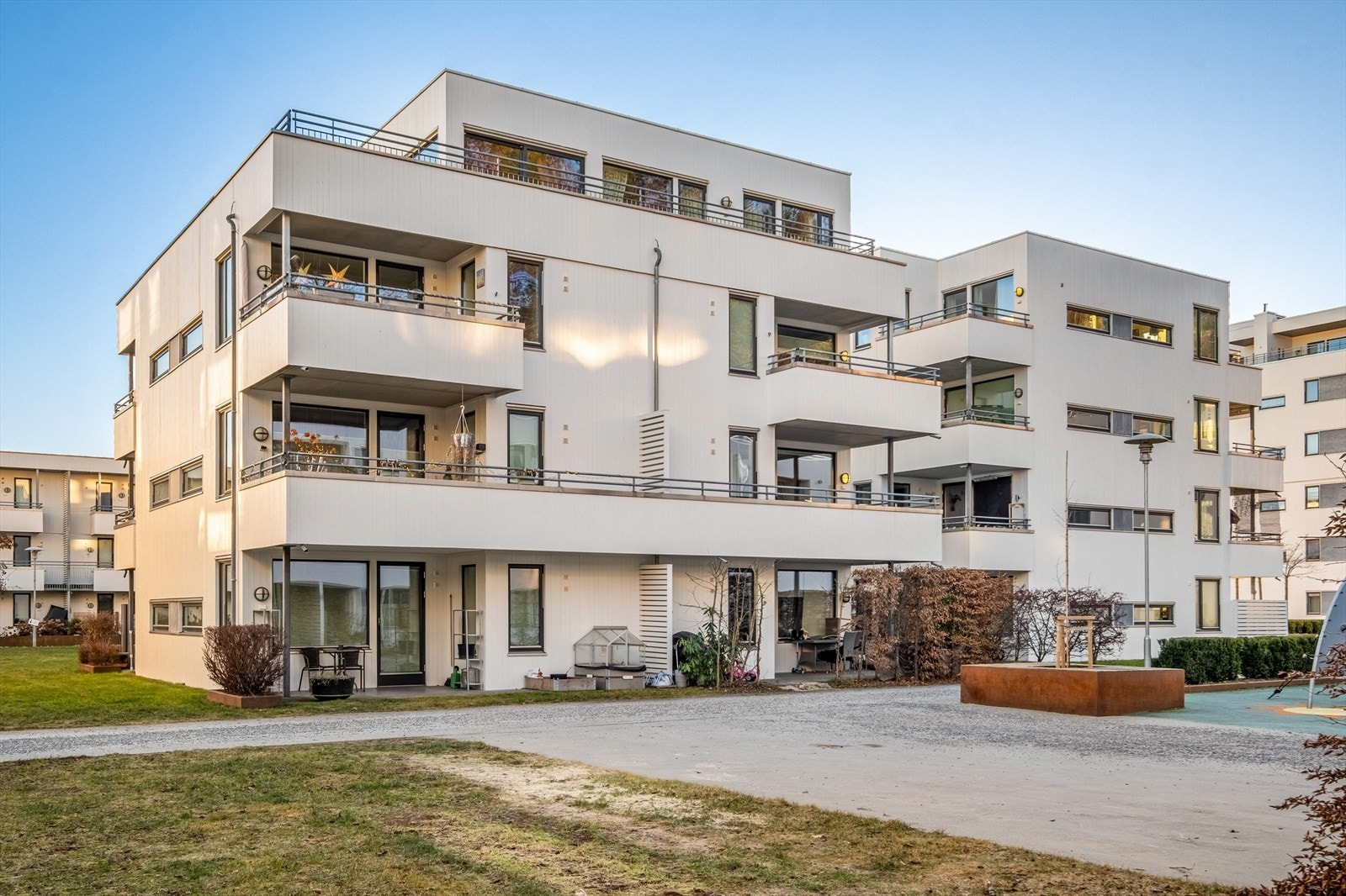 Det medfølger en garasjeplass i felles lukket garasjeanlegg, merket med "3205". Mulighet for lader til el-bil. Galleribilde