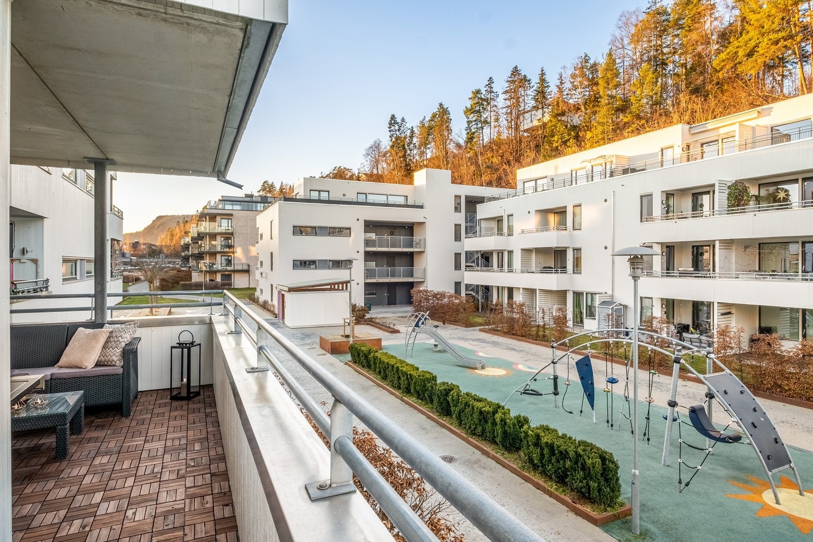 Fra balkongen er det fint utsyn over sameiets fellesområder. Galleribilde