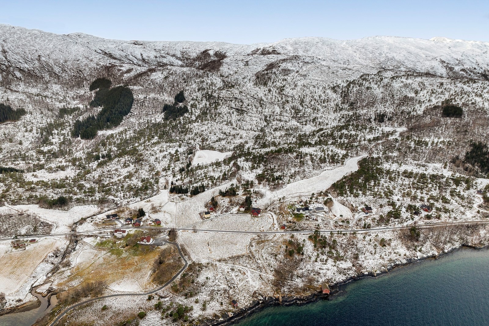 Utmarka har tidligere vært brukt til beite for sau og annet fe. Noe varierende terreng opp mot fjellet i sør. I tillegg har gården beiterett i felles utmark. Dette har stor betydning for evt videreføring av saueholdet på eiendommen. Galleribilde