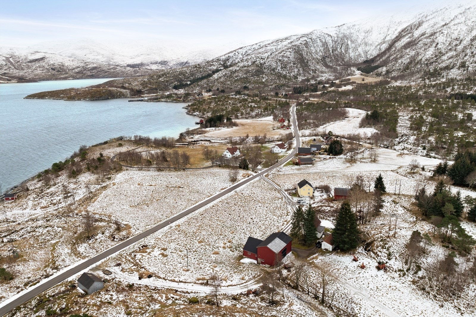 Tunet på eiendommen ligger ca 1 km nord for ferjeleiet i Kilboghamn, på fastlandet i Rødøy kommune. Kilboghamn er trafikk knutepunkt på FV 17 og har ferjeforbindelse videre til Jektvik langs Kystriksveien til Bodø. Omlag 10 mil om kjøre fra Mo i Rana. Galleribilde