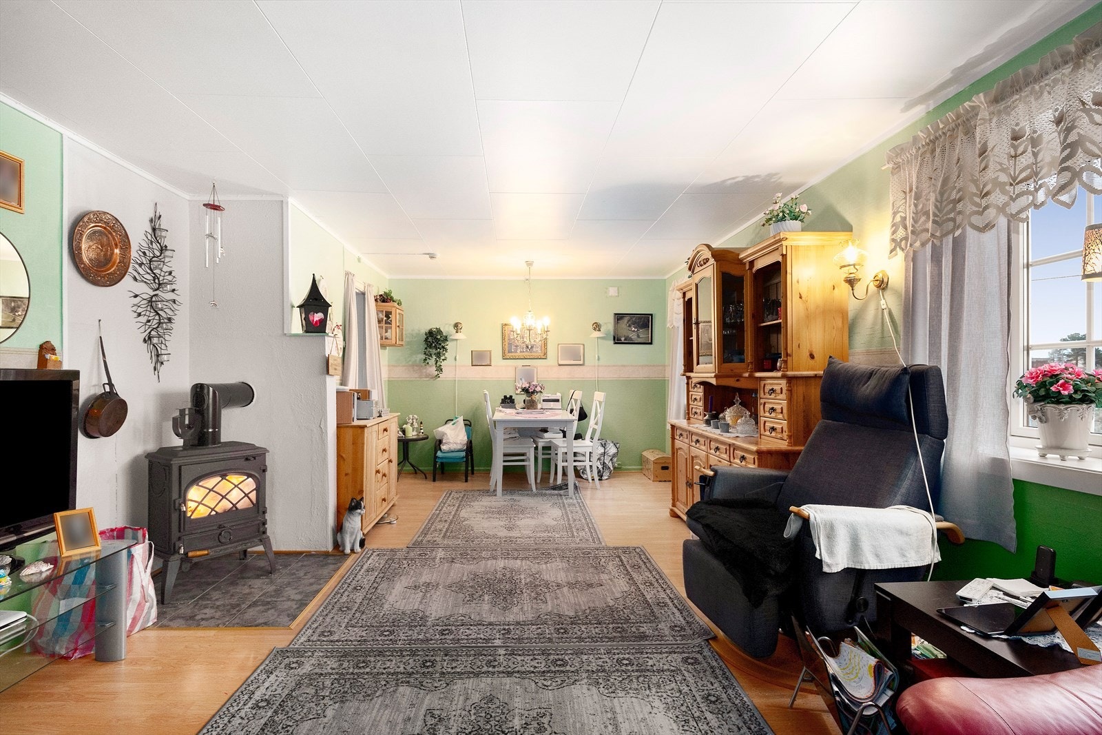 Steinslandsveien 50. Stue som er romslig og med flere møbleringsmuligheter. Galleribilde