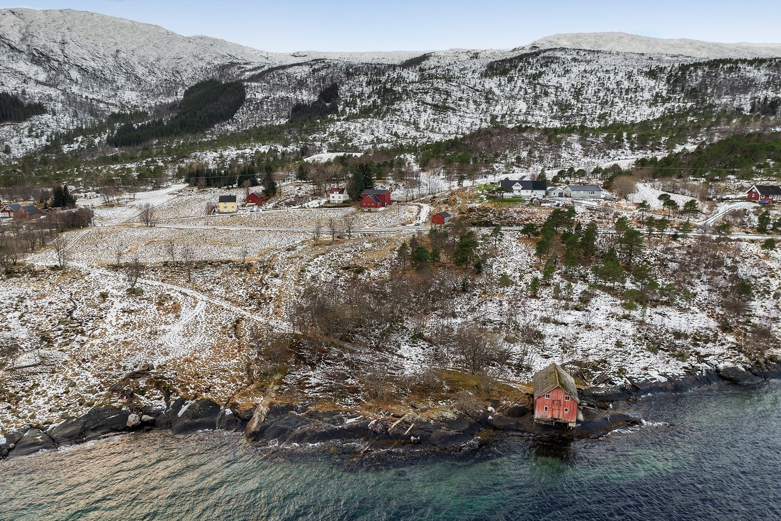 I følge vedlagte gårdskart fra NIBIO, er det totalt 35,2 dekar fulldyrka mark. Jordene er lett hellende, delvis nordvent. Jordsmonnet er silt- og myrjord. Galleribilde
