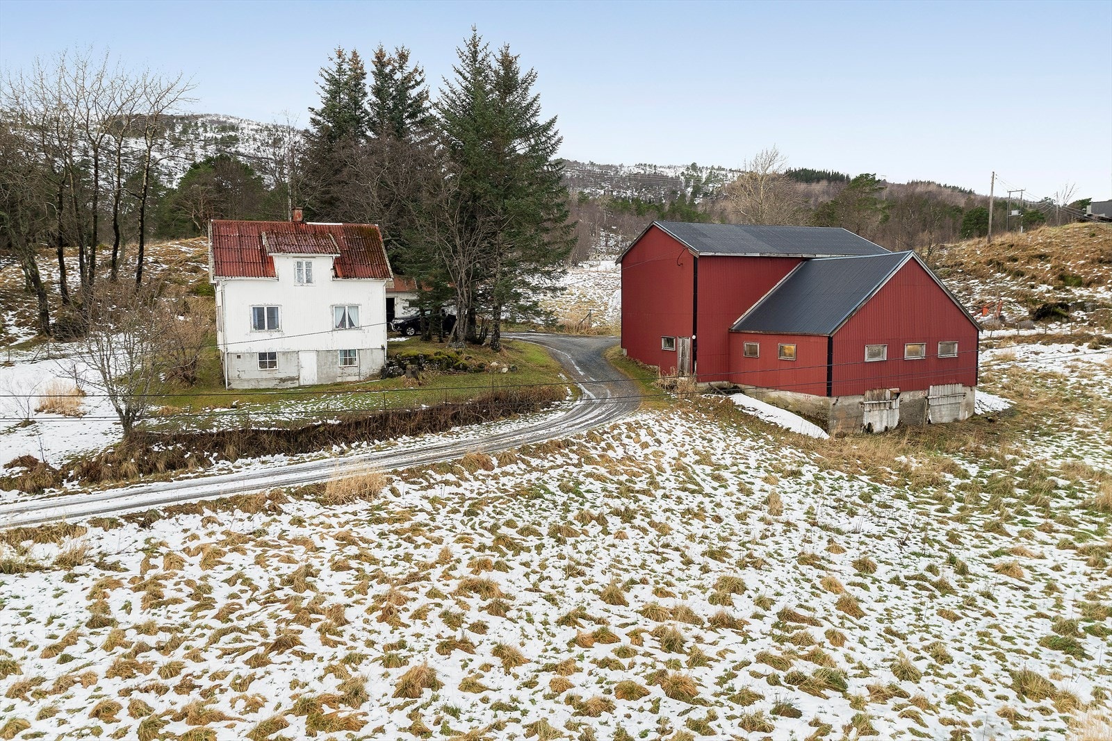 Steinslandsveien 54. Antatt byggeår 1948, er i dårlig forfatning. Driftsbygning. Eldre uthus bak bolighuset. Galleribilde
