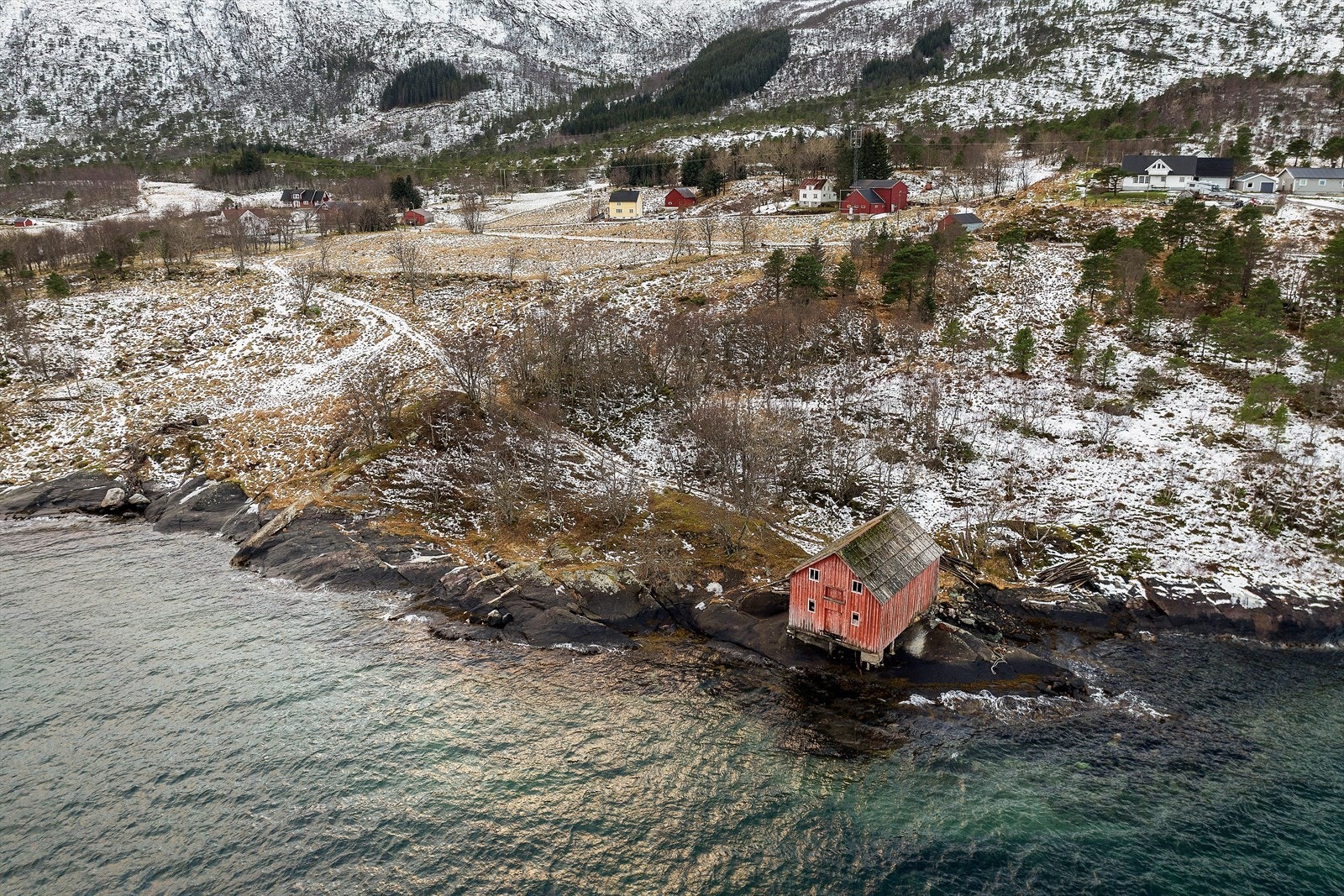 I skylddelingsforretning av 20.10.1955 for gnr 9, bnr 11, fremgår det at bruket har en nausttomt på Jansvikodden. Videre skal de ha felles landslott og laksefiske med avgivende bruk, Gnr 9 bnr 3. Galleribilde