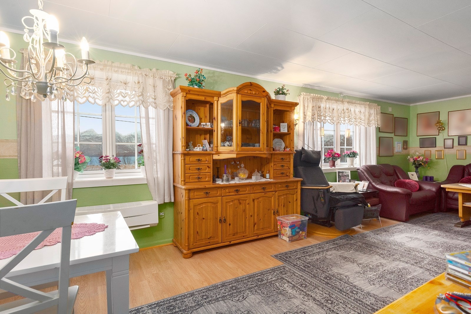 Steinslandsveien 50. Koselig romslig stue. Galleribilde