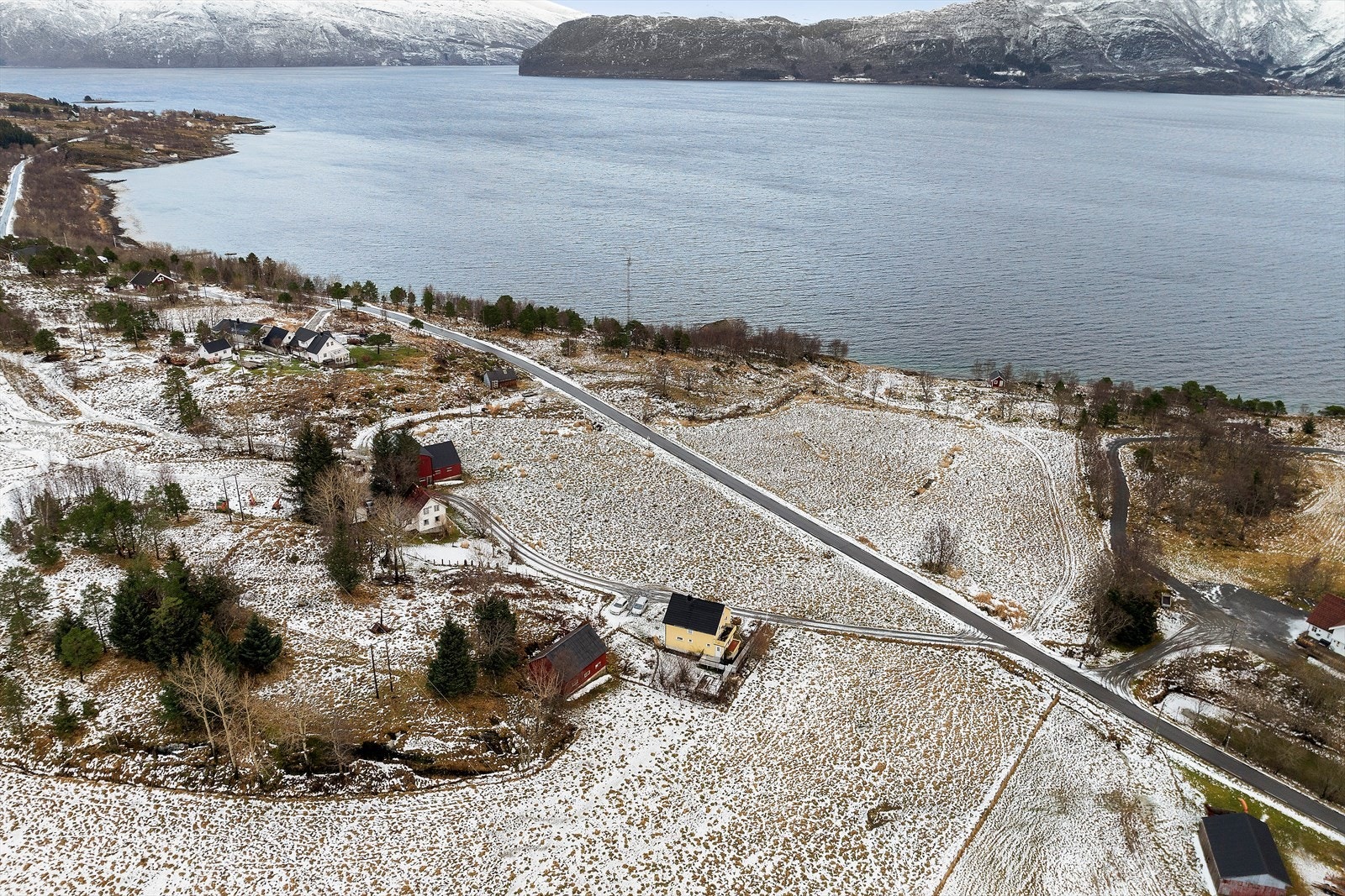 På eiendommen er det oppført enebolig fra 1948, en enebolig fra 1963, driftsbygning, fjøs, garasje, uthus og naust. Galleribilde
