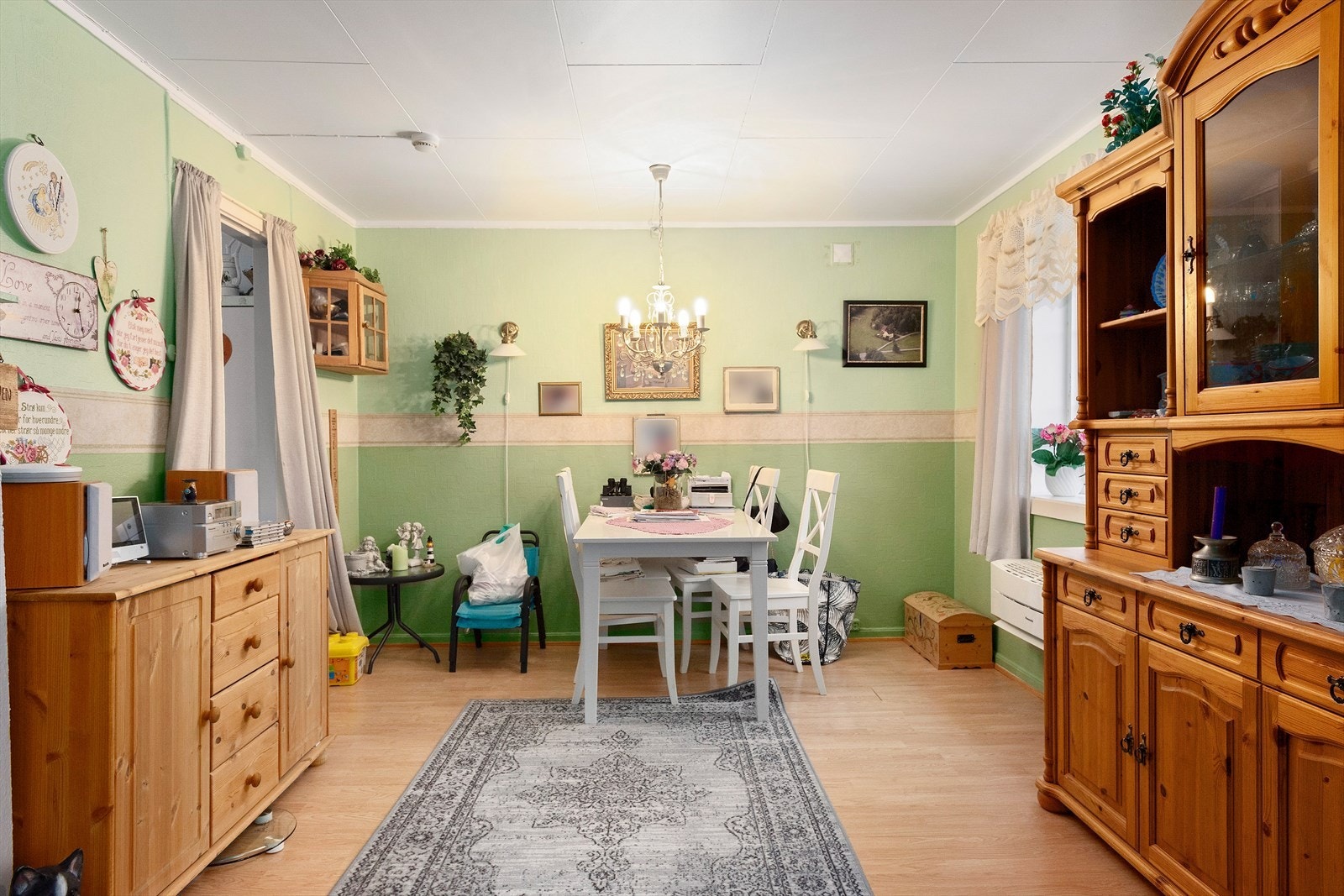 Steinslandsveien 50. Spisestue Galleribilde