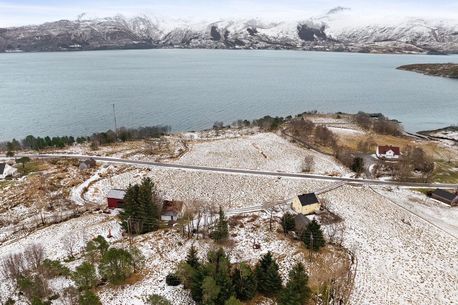 Landlige omgivelser med spredt bebyggelse. Flott beliggenhet nært havet, samtidig som arealet strekker seg langt opp på fjellet i vest. Fiskevann og gode turmuligheter i utmarka. Galleribilde