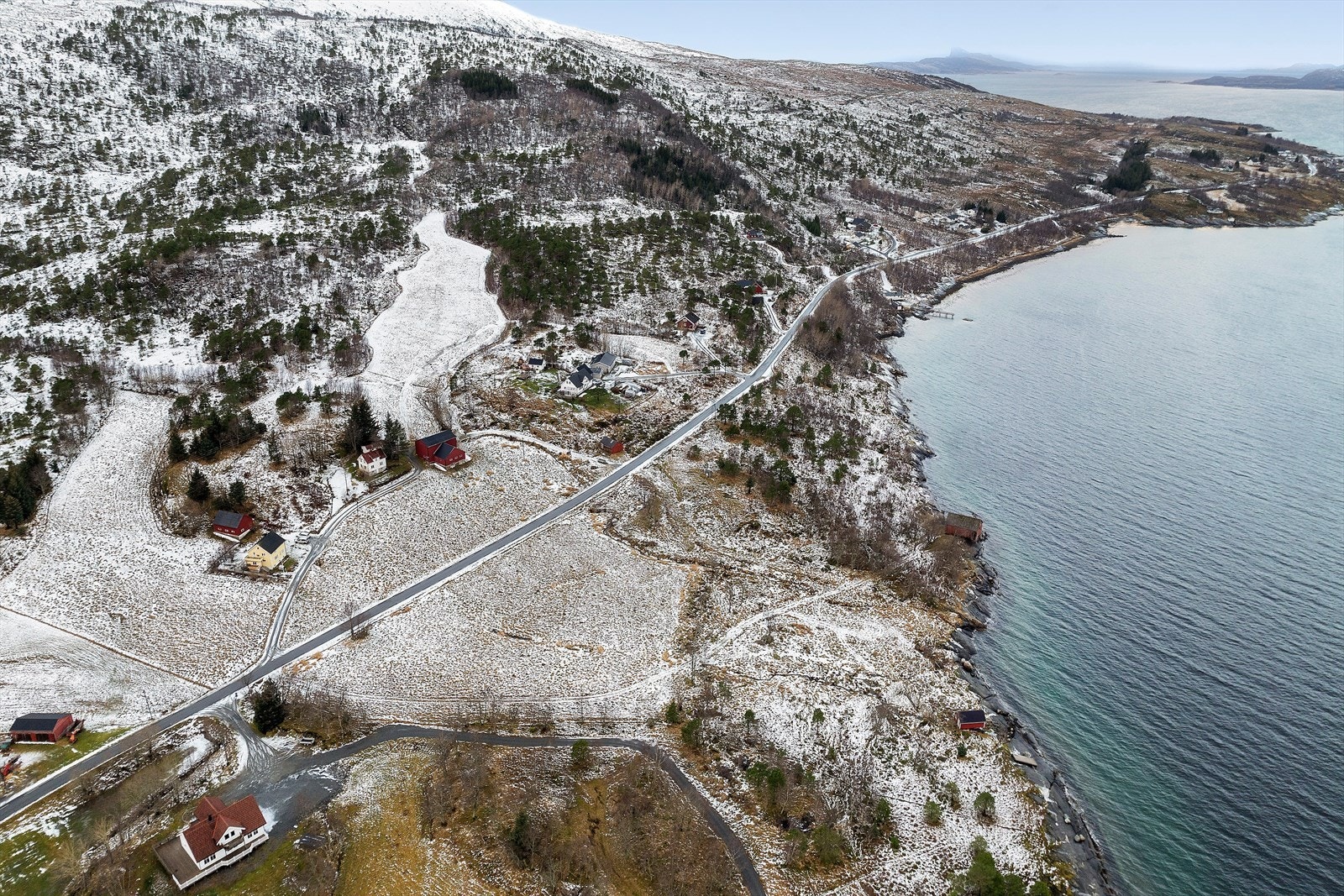 Du kan kjøre til Tonnes for å ta hurtigbåt over til Rødøy, Storseløy, Nordnesøy og Indre Kvarøy. Evt ferge over fra Kilboghamn til Jektvik, og ferga derfra til Rødøy. Det går også hurtigbåter herfra både til omkringliggende øyer og Sandnessjøen t/r Bodø. Galleribilde