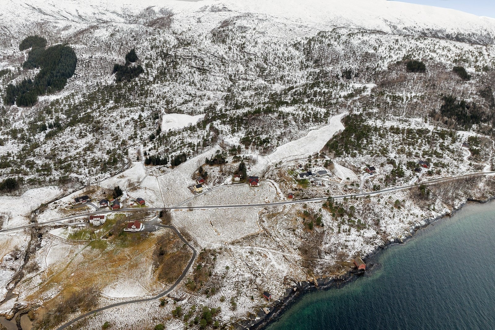 Skolekretsen er Øresvik, skole 1.-10. klasse. Ca 4 km til Øresvik. Nærmeste butikker finnes i Kvina, ca 7 km fra eiendommen. Galleribilde