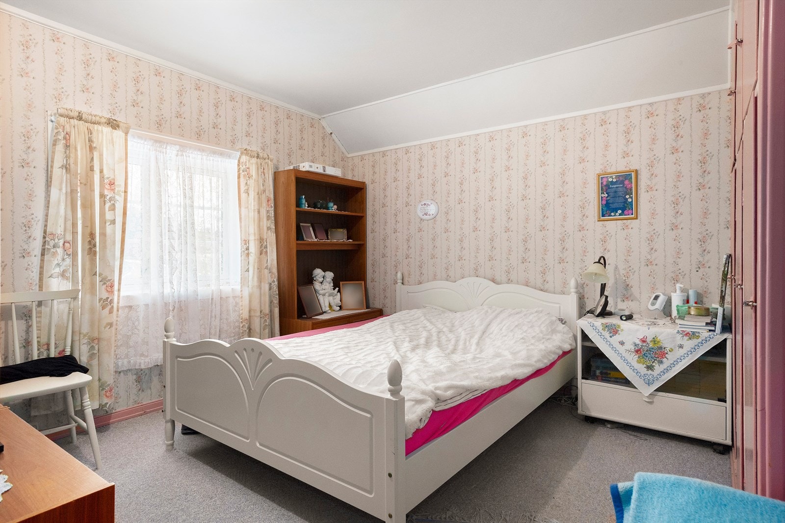 Steinslandsveien 50. 1 av 4 soverom i loftsetasje. Galleribilde