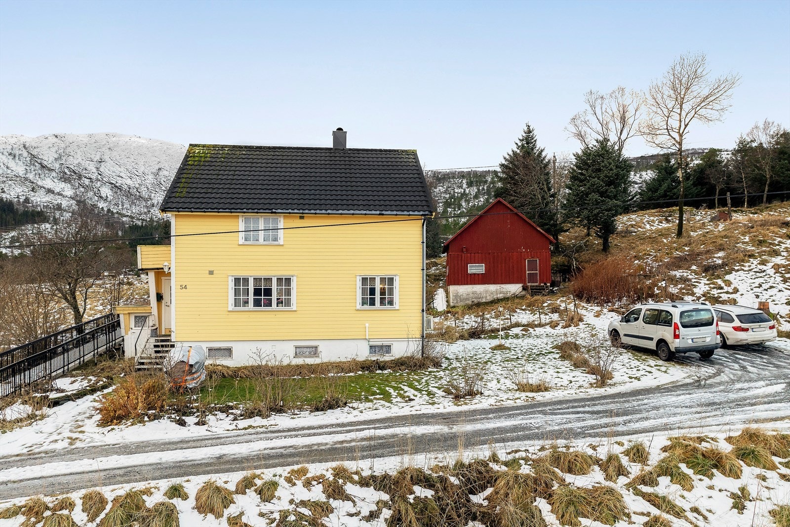 Steinslandsveien 50. På eiendommen er det oppført enebolig fra 1948, en enebolig fra 1963 (på bildet), driftsbygning, fjøs (på bildet), garasje, uthus og naust. Galleribilde