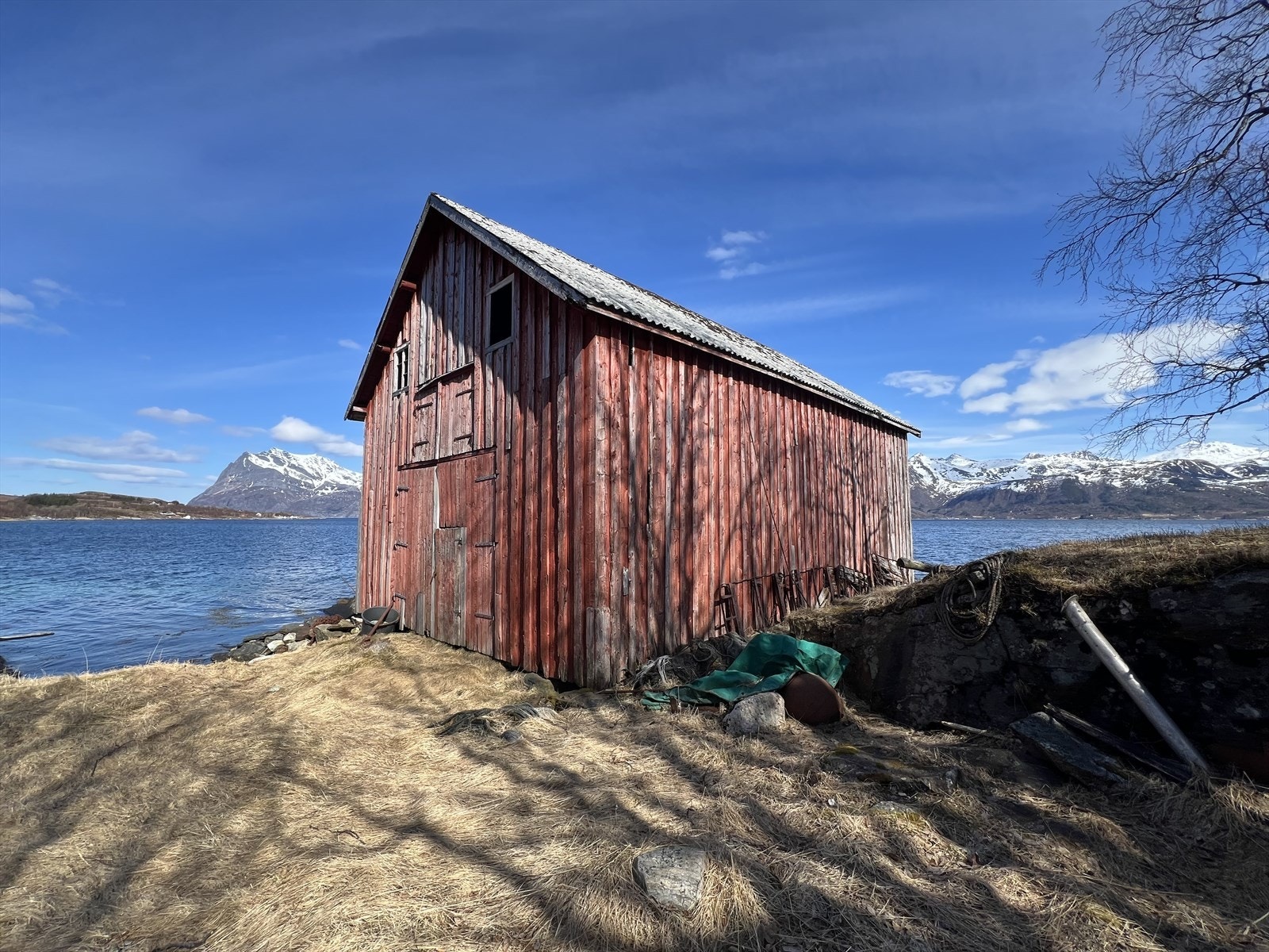 Bygningen er oppført i uisolert bindingsverk i tre-konstruksjoner. Utvendig vegger og tak er kledd med stål-plater. Jordgolv. Enkel bladport i treverk. I tillegg en enkel dør. Bygningen brukes til lager. Bygningen holder dårlig standard. Galleribilde