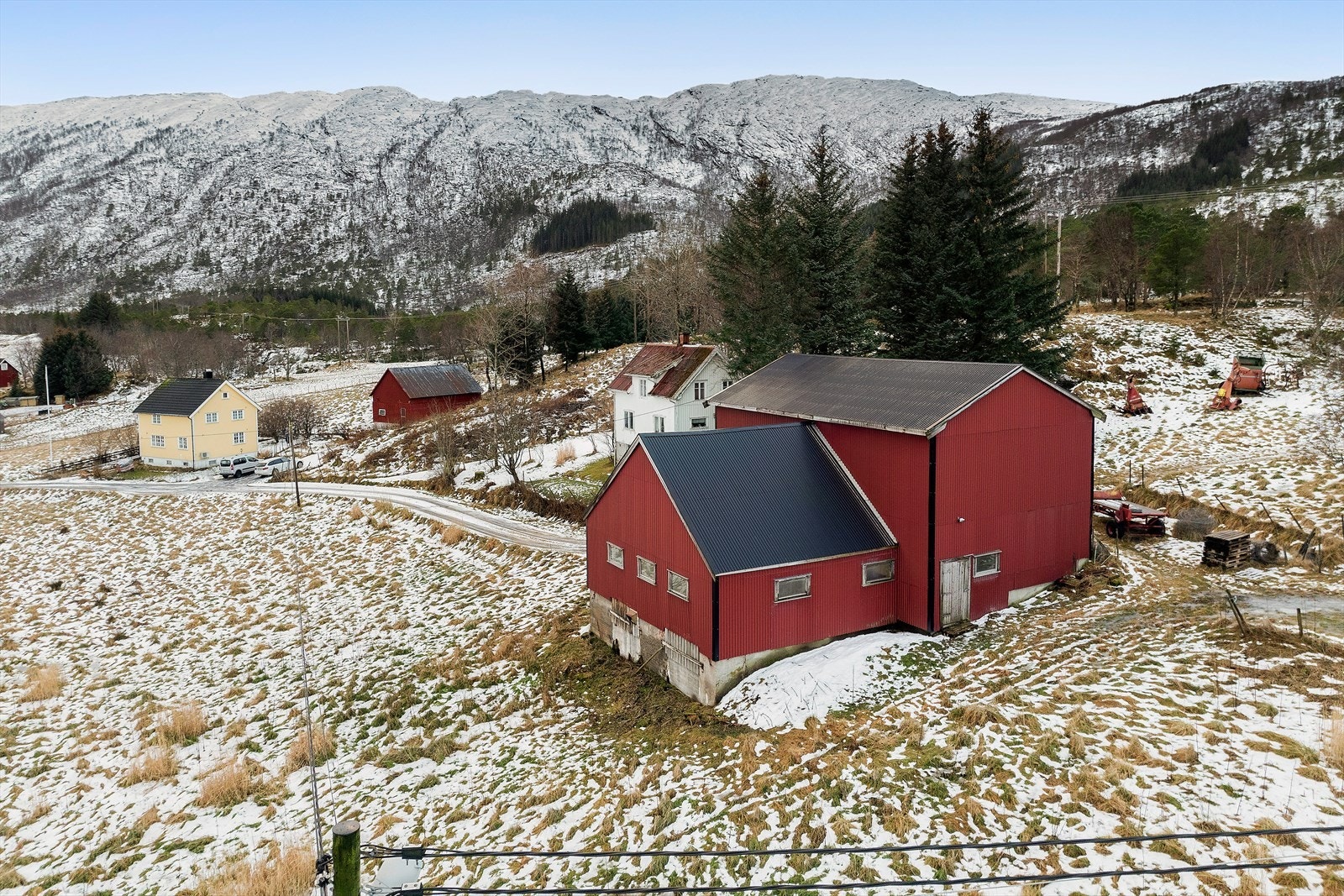 Bygningen er oppført i trekonstruksjoner. Påbygg vinkelrett på den opprinnelige bygningen. Påbygget er fullisolert. Utvendig vegger er kledd med lakkerte stålplater. Saltak med tekke av stålplater. Lagt nytt taktekke i 2010. Galleribilde
