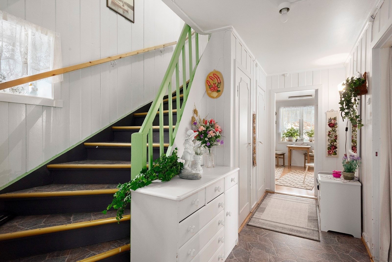 Steinslandsveien 50. Trapperom/gang hovedplan. Galleribilde