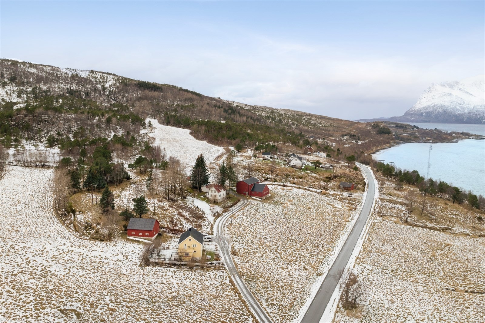 Nedlagt småbruk beliggende i Øresvik, med flotte omgivelser med kort vei til fine naturområder ved fjord og fjell. Galleribilde