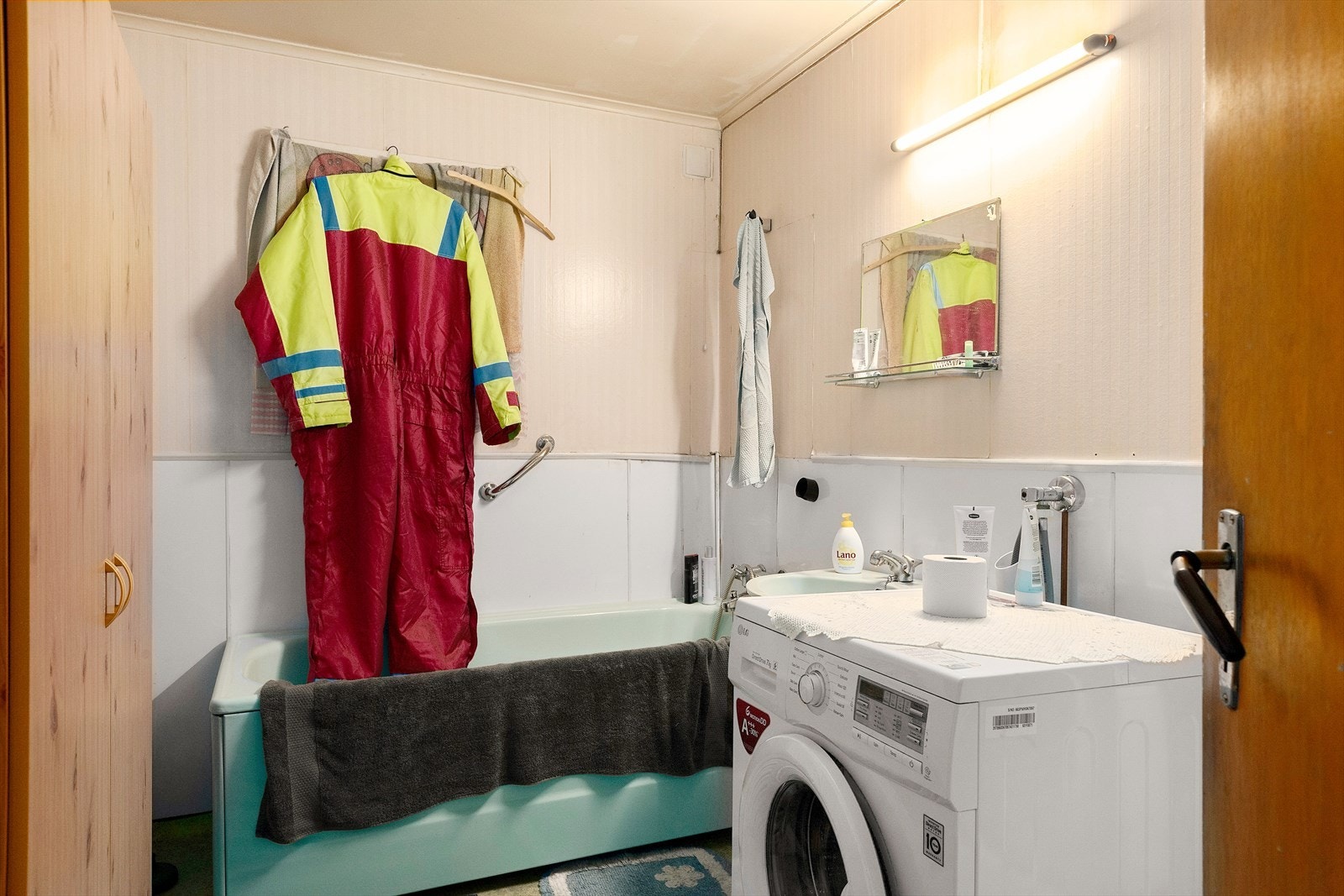 Steinslandsveien 54. Bad/vaskerom. Galleribilde