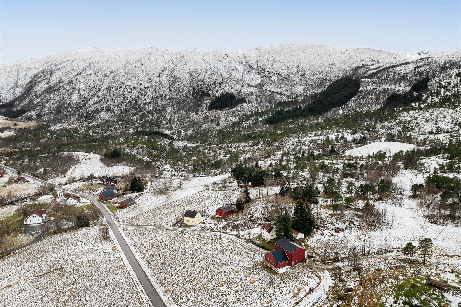 Fordelt på 2 teiger er det 35,2 dekar dyrka mark, 19,8 dekar innmarksbeite, 24,5 dekar produktiv skog, 283,5 dekar annet markslag og 4 dekar klassifisert som bebygd, vann og bre.
Eiendommen er totalt 367 dekar. Galleribilde