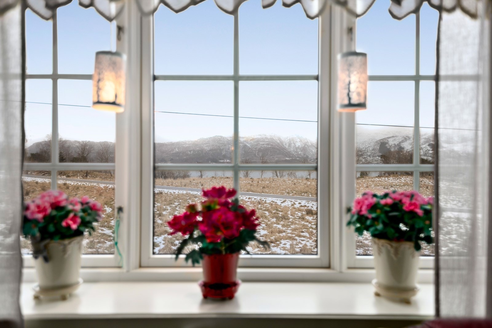 Fjordutsikt fra stuen. Landlige omgivelser med spredt bebyggelse. Flott beliggenhet nært havet, samtidig som arealet
strekker seg langt opp på fjellet i vest. Galleribilde