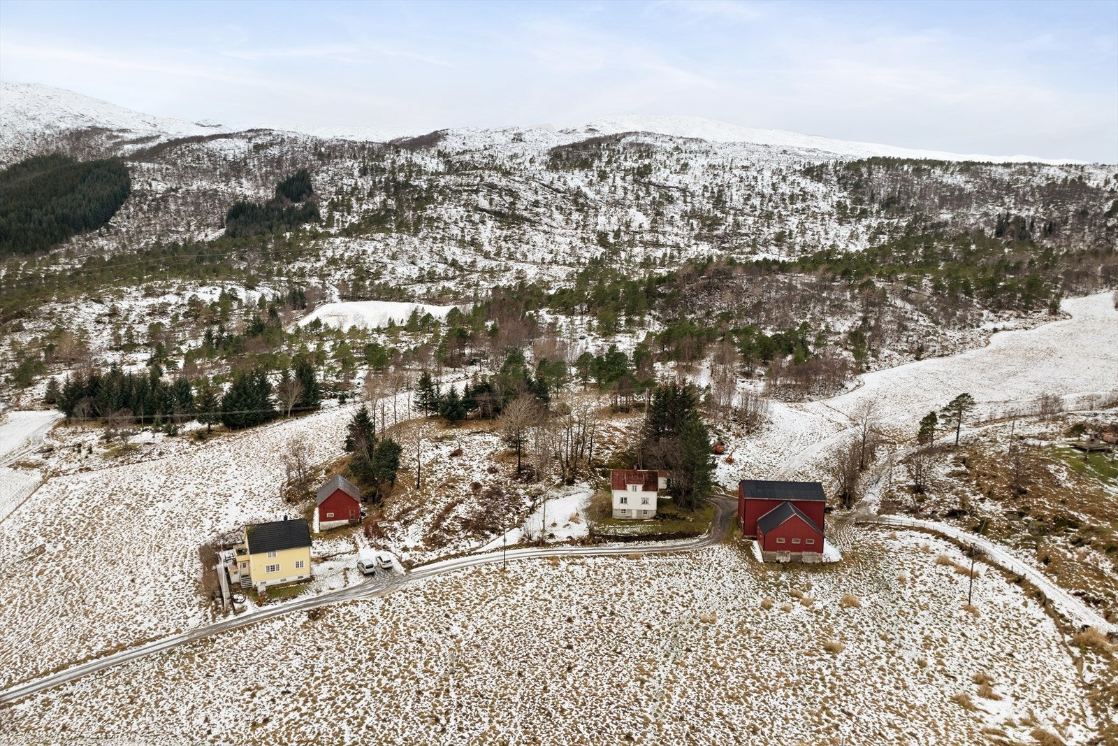 Fordelt på 2 teiger er det 35,2 dekar dyrka mark, 19,8 dekar innmarksbeite, 24,5 dekar produktiv skog, 283,5 dekar annet markslag og 4 dekar klassifisert som bebygd, vann og bre.
Eiendommen er totalt 367 dekar. Galleribilde