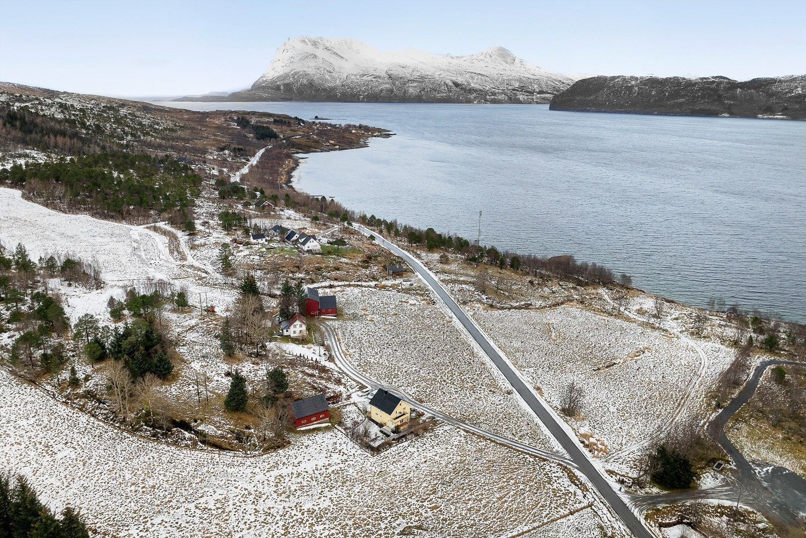 Tunet på eiendommen ligger ca 1 km nord for ferjeleiet i Kilboghamn, på fastlandet i Rødøy kommune. Kilboghamn er trafikk knutepunkt på FV 17 og har ferjeforbindelse videre til Jektvik langs Kystriksveien til Bodø. Omlag 10 mil om kjøre fra Mo i Rana. Galleribilde