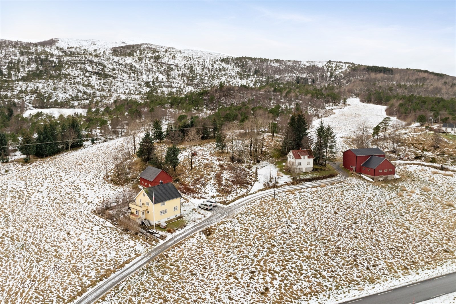 Velkommen til Steinsland i Øresvik ! Nedlagt småbruk med 2 boliger, fjøs, driftsbygning, naust, uthus og garasje. Galleribilde