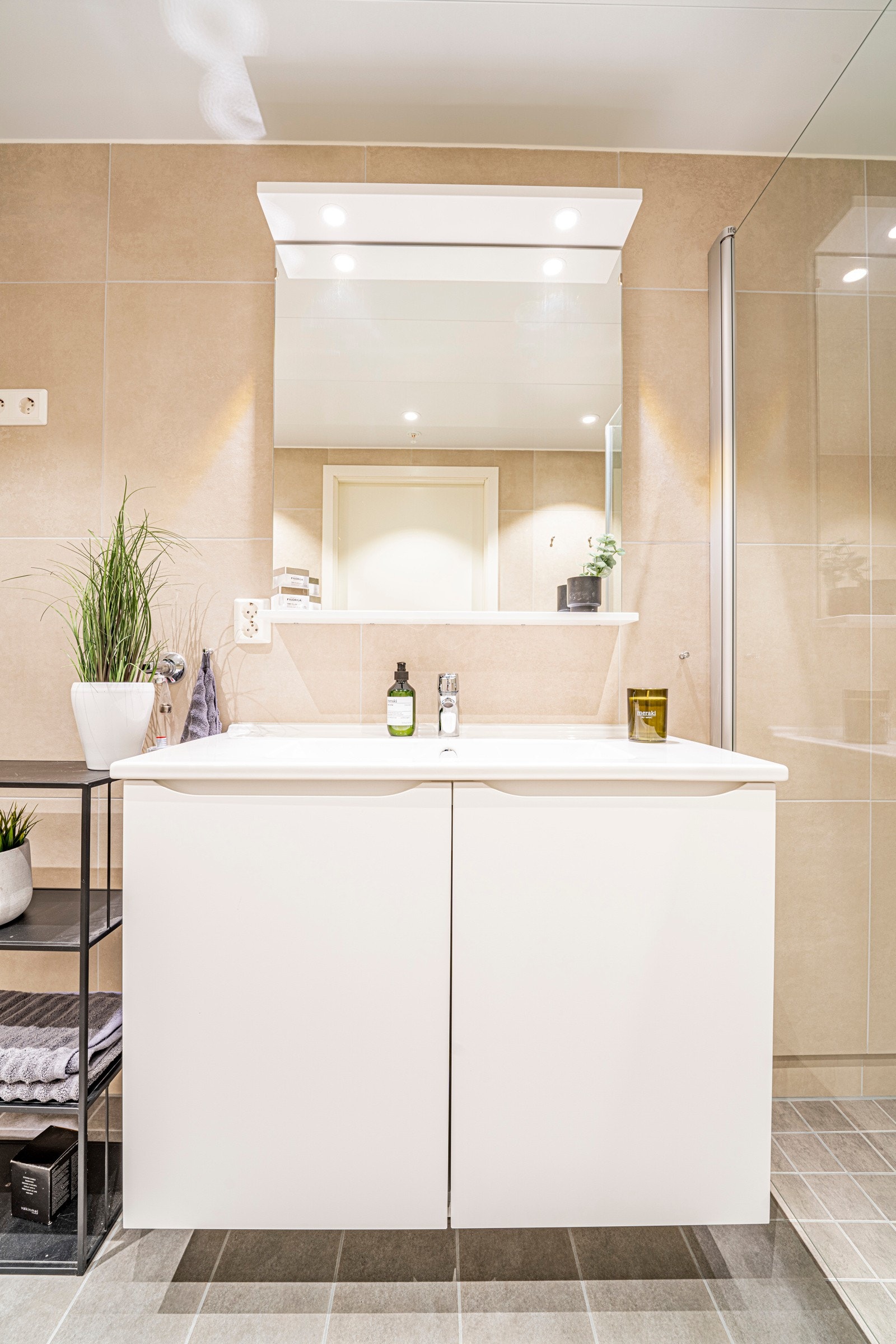 Utstyrt med vegghengt toalett, servant, dusjhjørne og opplegg for vaskemaskin. Galleribilde