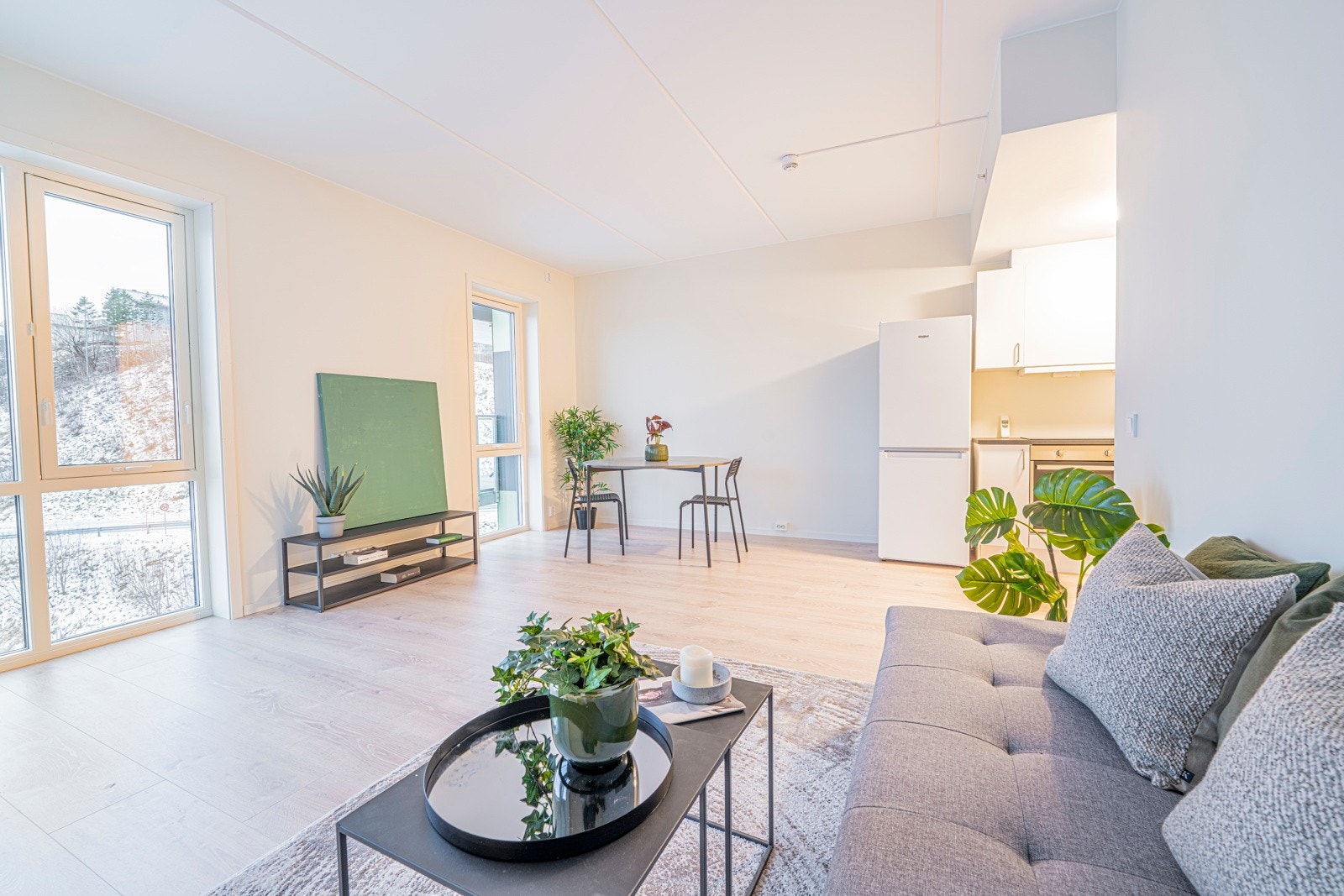 Store, flotte vindusflater slipper inn rikelig med naturlig lys og er rettet mot en flott utsikt. Galleribilde