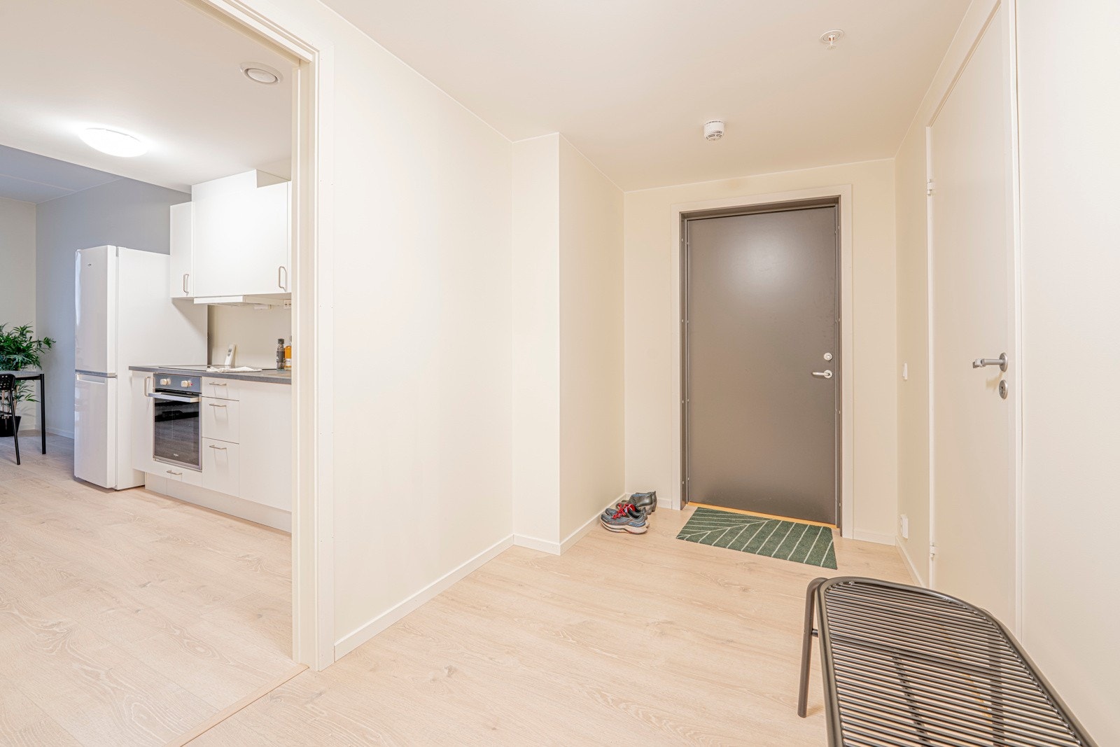 Leiligheten byr på en romslig og moderne entre. Galleribilde