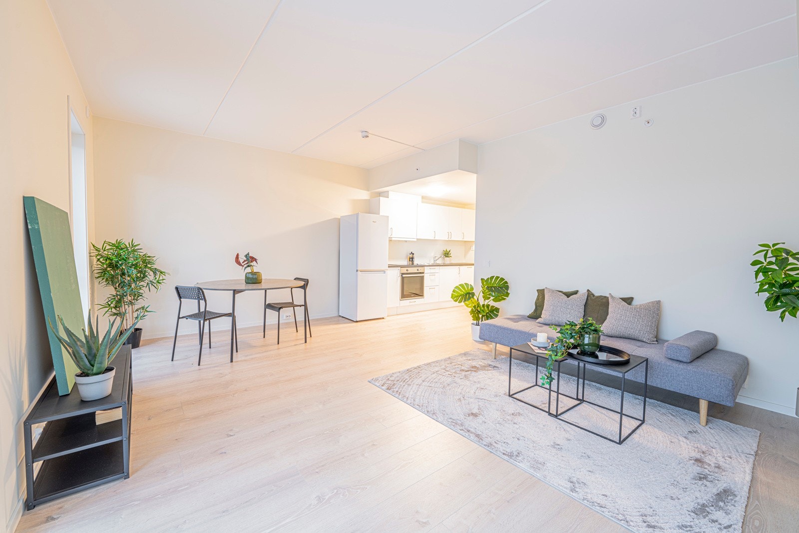 Stuen er lys, luftig og tidsriktig. Gode muligheter for møblering av naturlige soner. Galleribilde