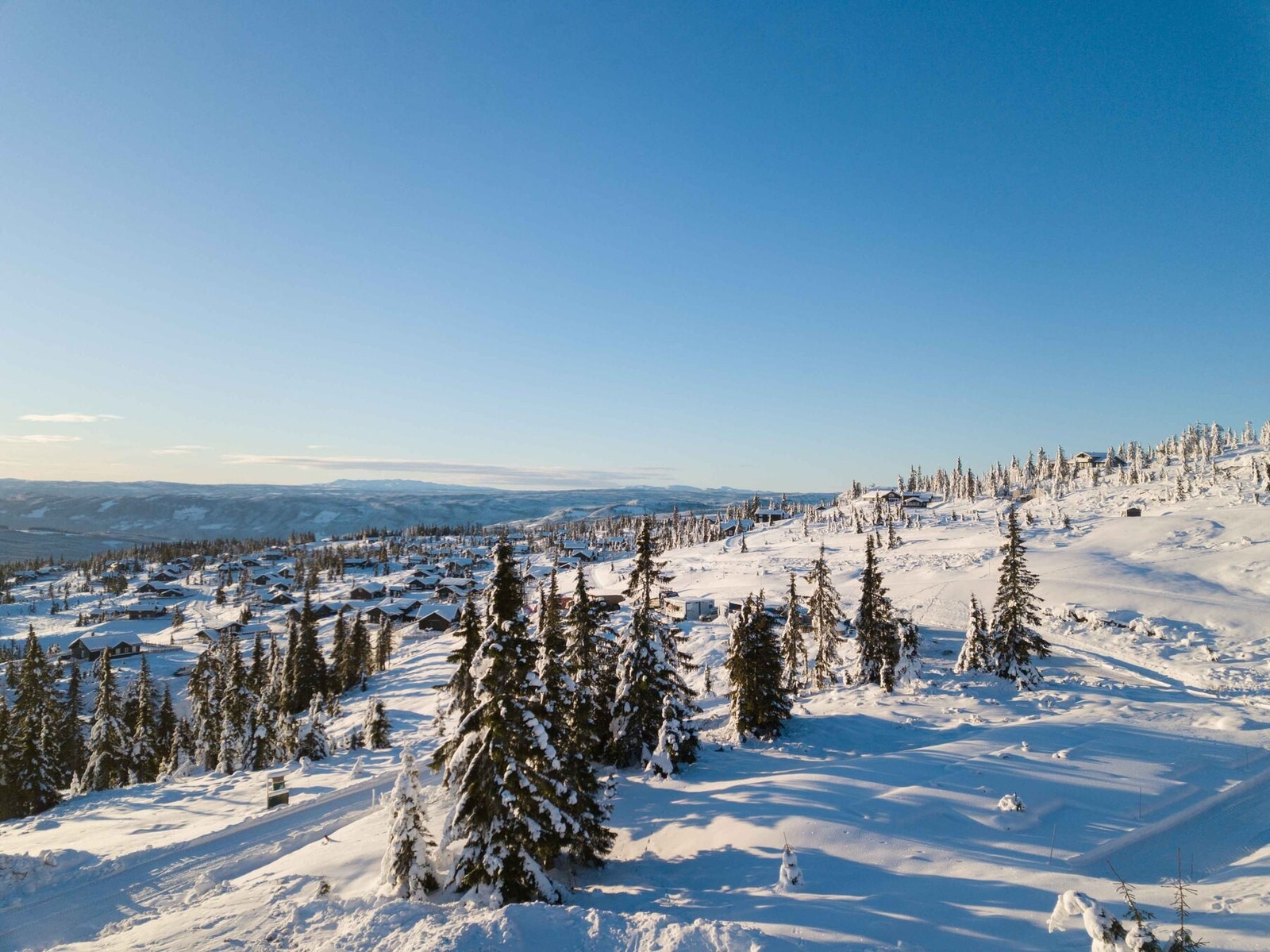 Dronefoto fra tomta mot sørvest. Synnfjellet i det fjerne Galleribilde