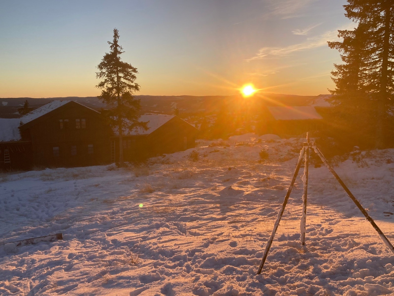lang og fin solgang på tomta Galleribilde