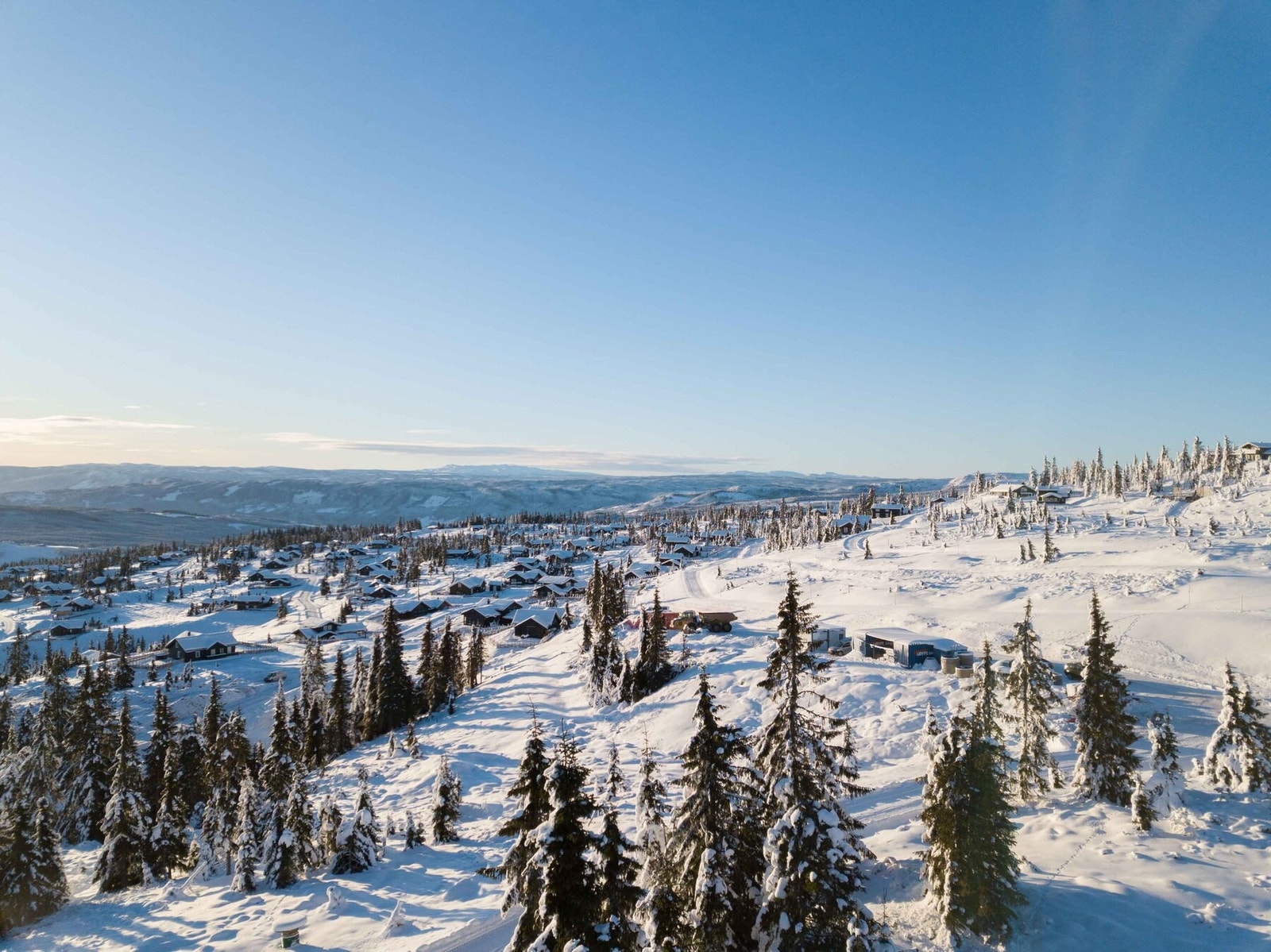 Dronefoto over tomta mot vest Galleribilde