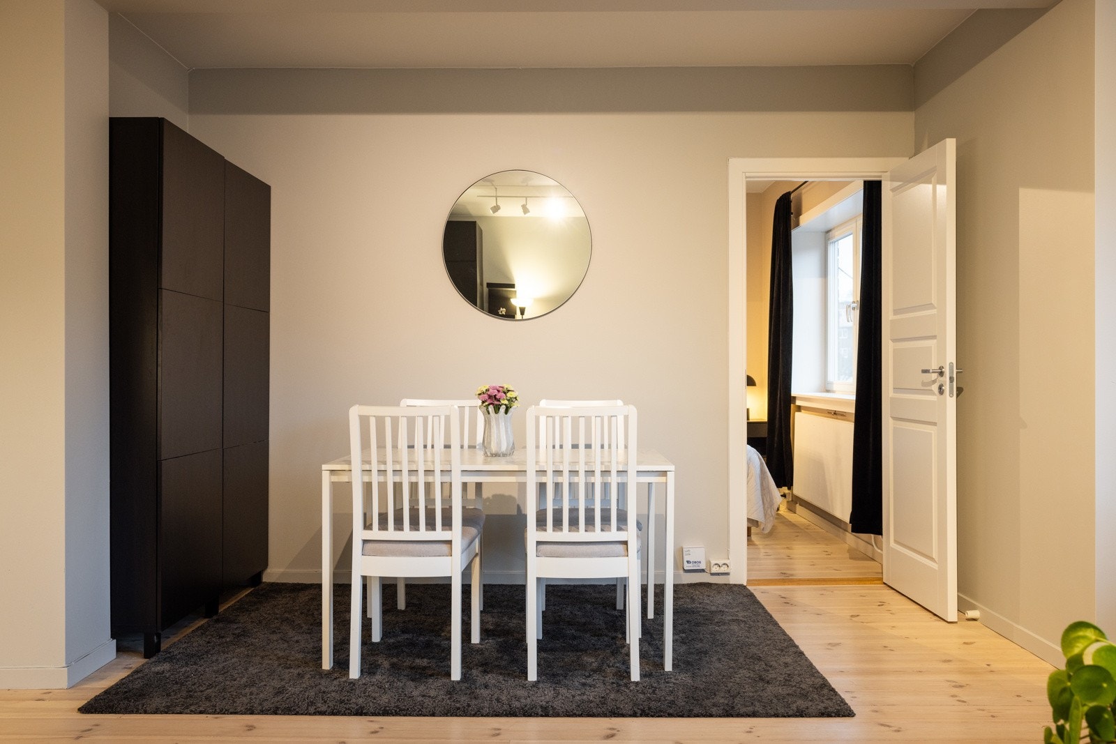 Velegnet plass til stor spisebordsgruppe. Galleribilde