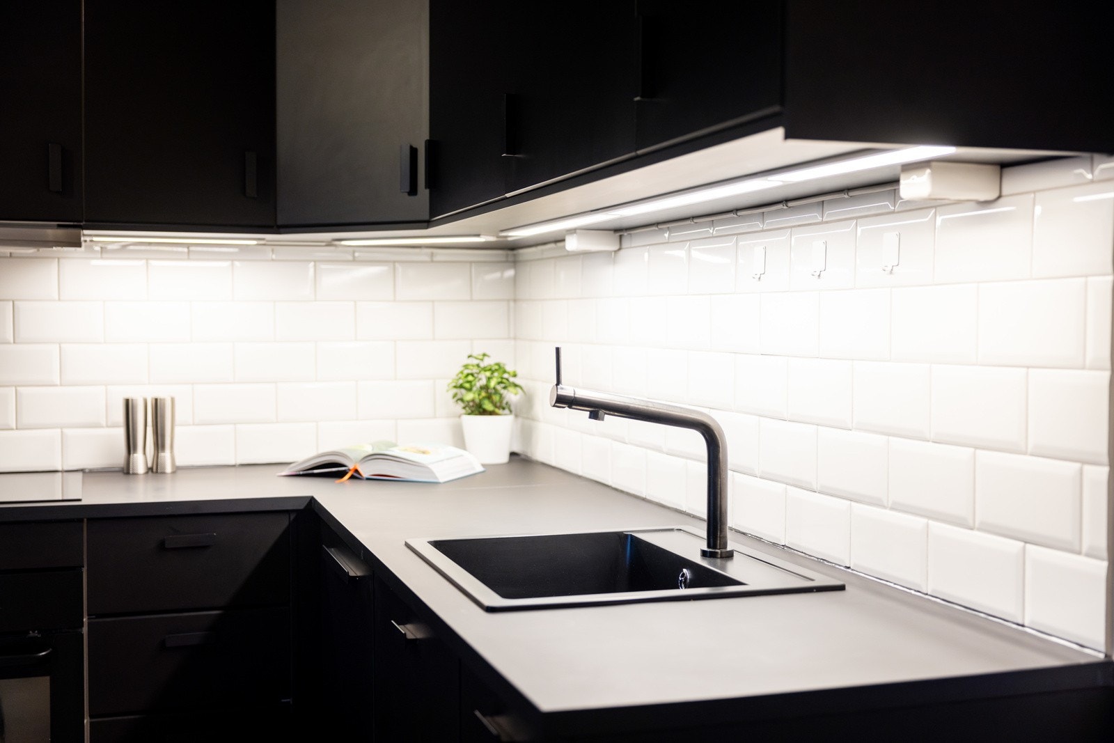 Leiligheten fremstår som moderne med tidsrikte farge- og materialvalg. Galleribilde
