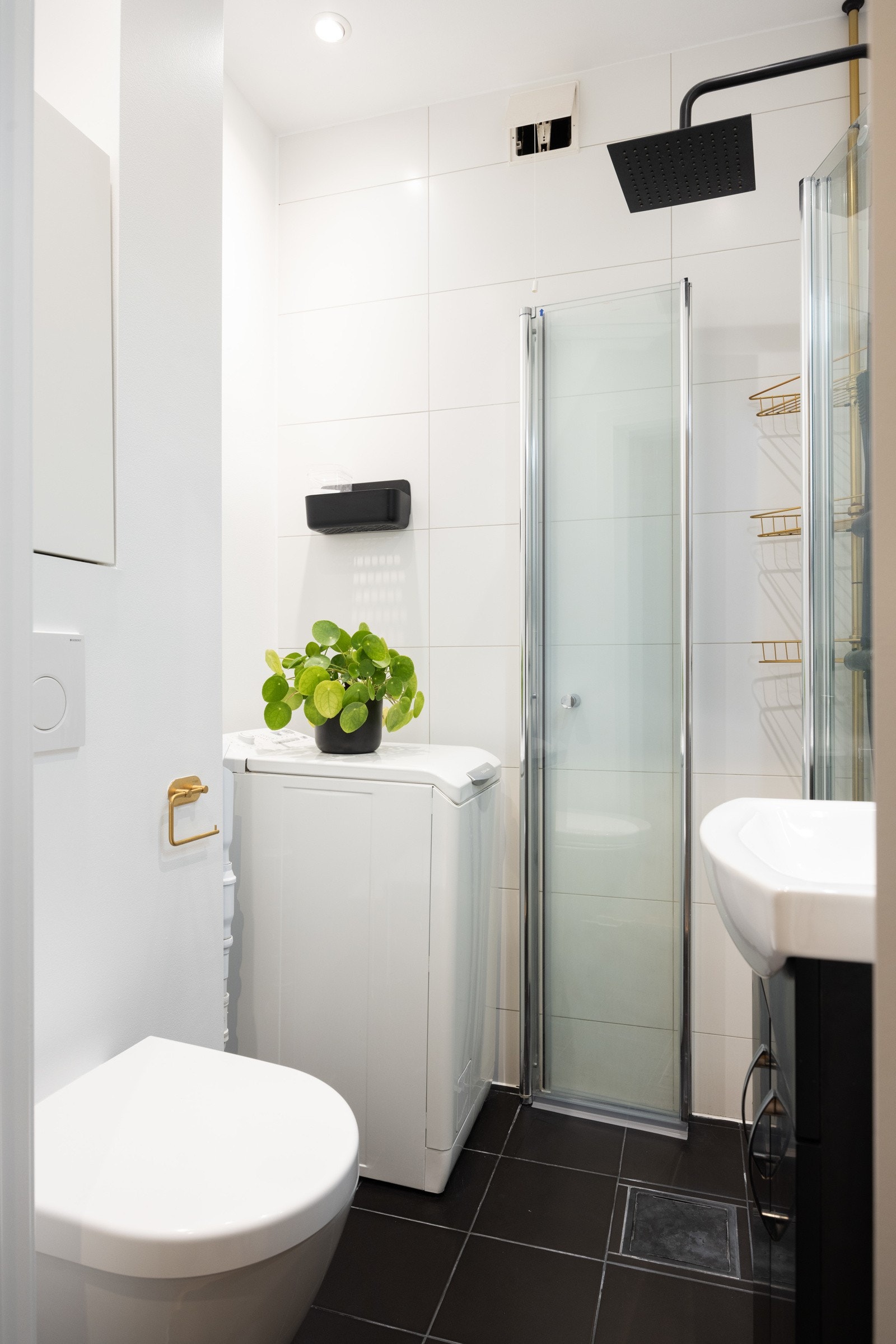 Opplegg for smal toppmatet eller sidematet vaskemaskin. Galleribilde