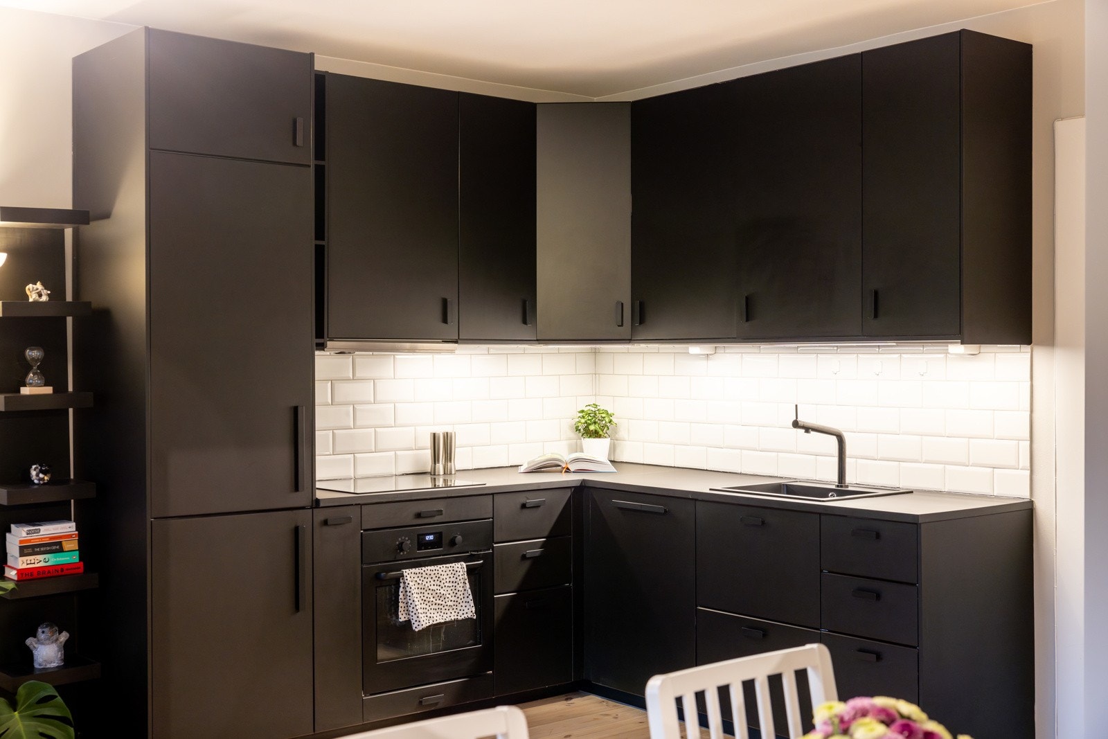Leiligheten har en nyere kjøkkeninnredning fra Ikea med slette fronter og integrerte hvitevarer. Galleribilde