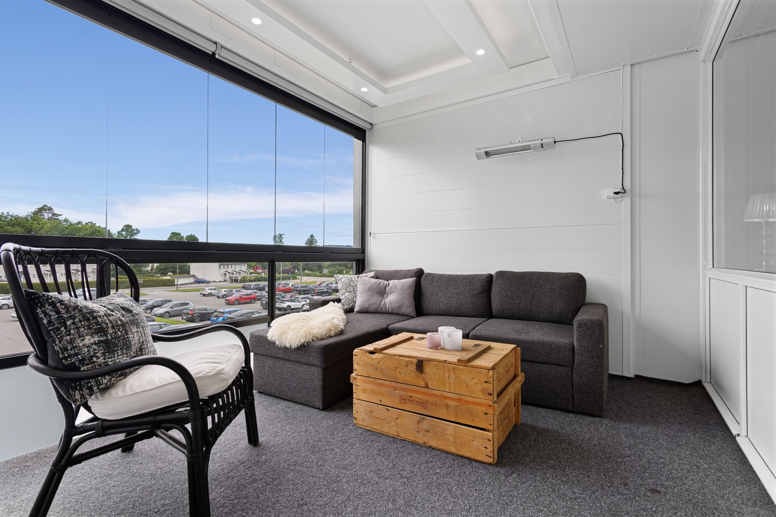 Meget romslig, innglasset balkong, som også kan brukes som et gjesterom. Galleribilde