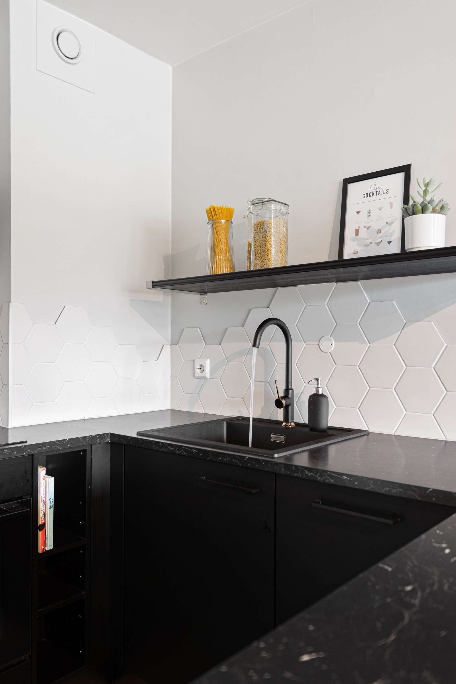 Inneholder komfyr, platetopp, frittstående kjøl og frys, og oppvaskmaskin som følger med. Galleribilde