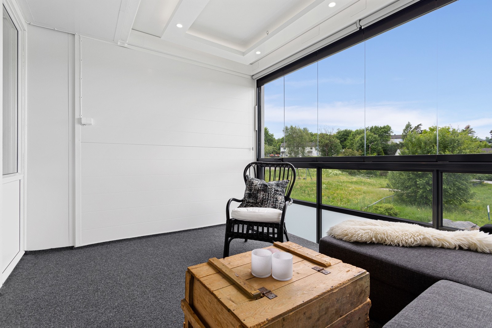 Balkongen er oppgradert med teppe på gulv og spotter i tak. Galleribilde