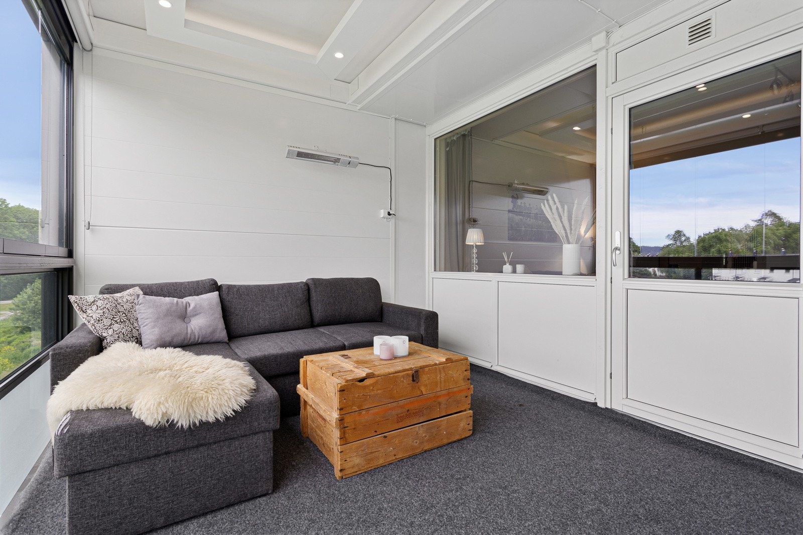 Her er det også montert reflektorovn på vegg som gir god varme. Galleribilde