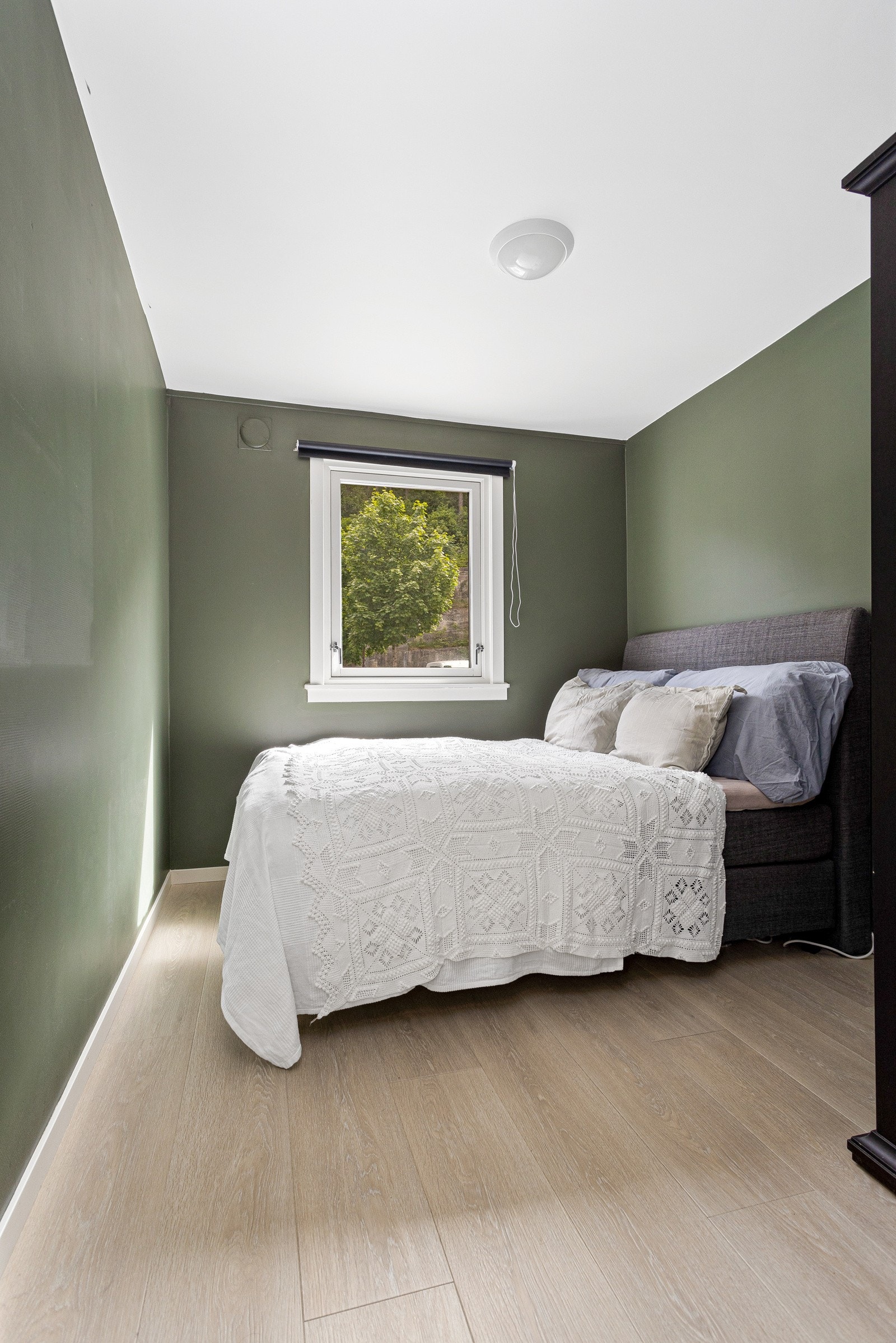 Romslig soverom med god plass til dobbeltseng, og garderobeskap. Galleribilde