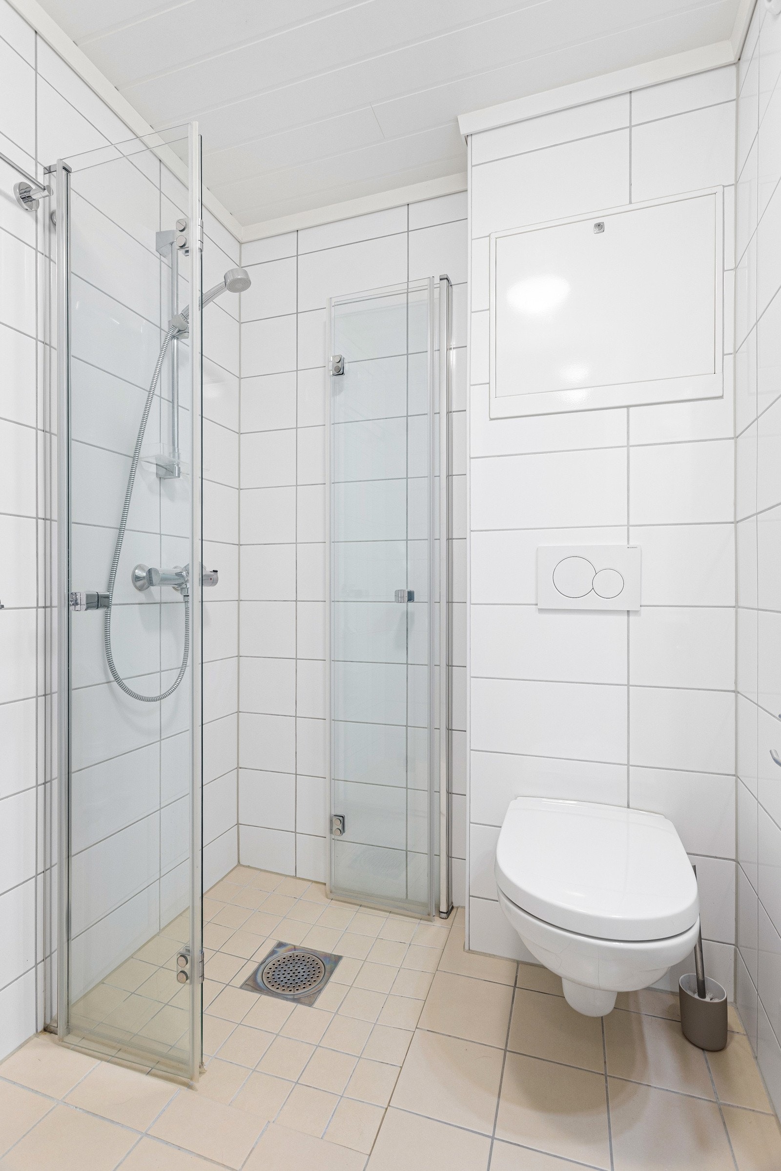 Badet er utstyrt med dusjnisje, wc, baderomsinnredning, og opplegg for vaskemaskin. Galleribilde