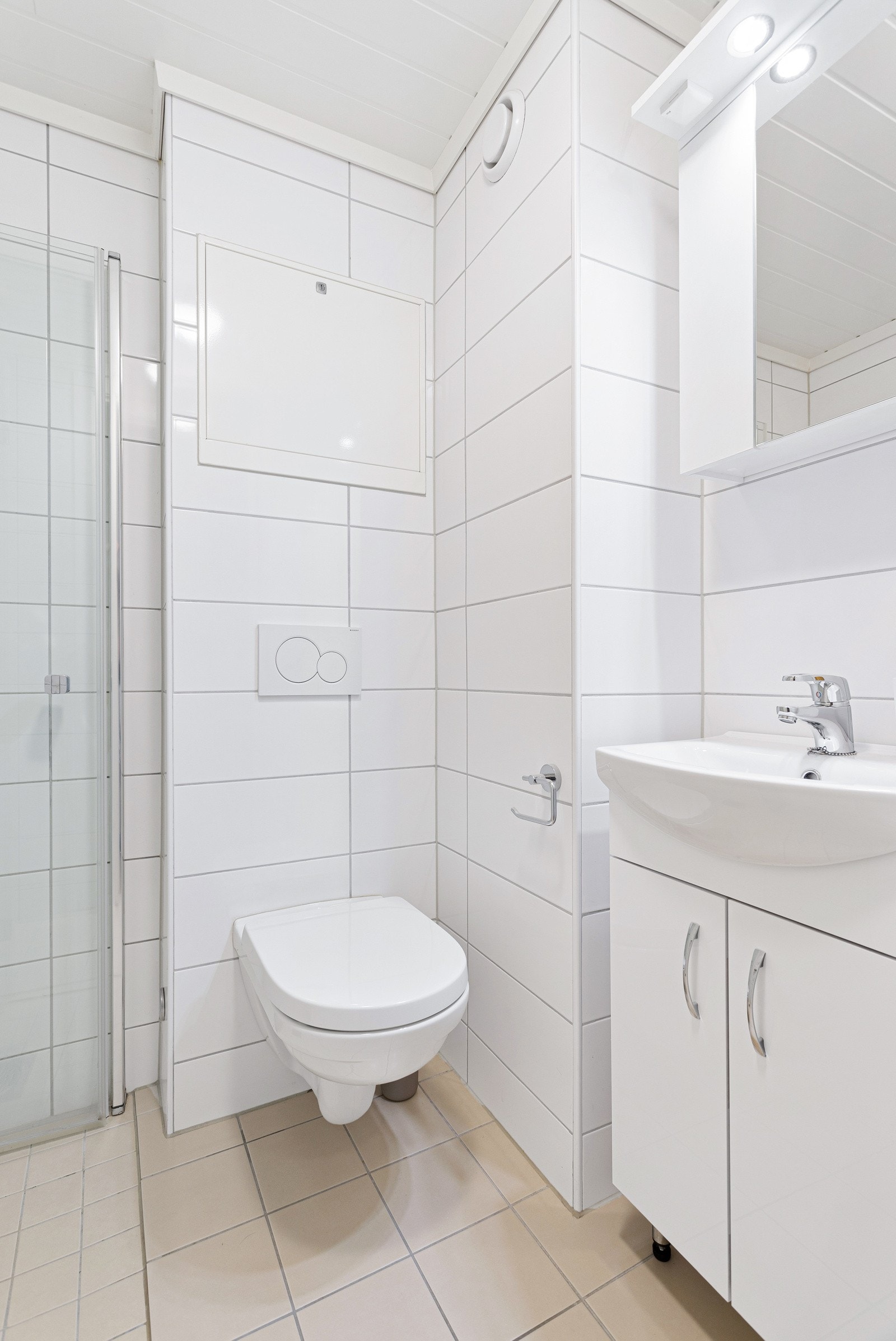 Badet er renovert i 2019 i regi av borettslaget. Ny baderomsinnredning og servant i 2024 Galleribilde