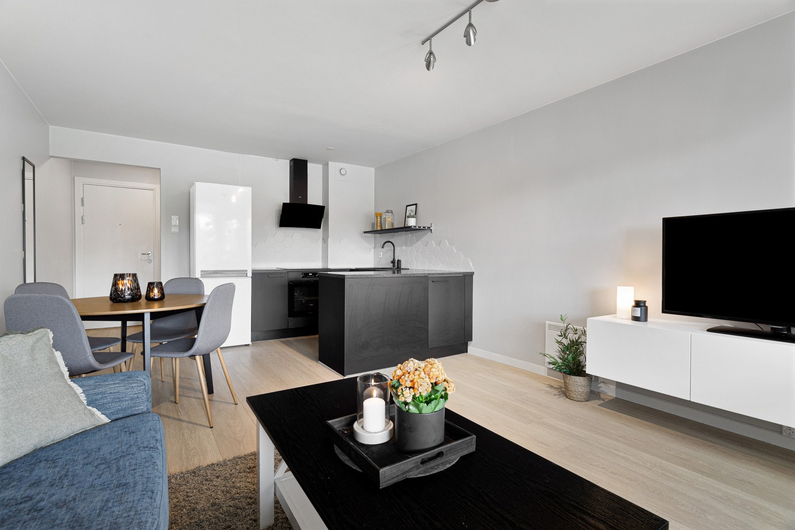 Stue i åpen løsning med kjøkken, og plass til sitte- og spisegruppe Galleribilde