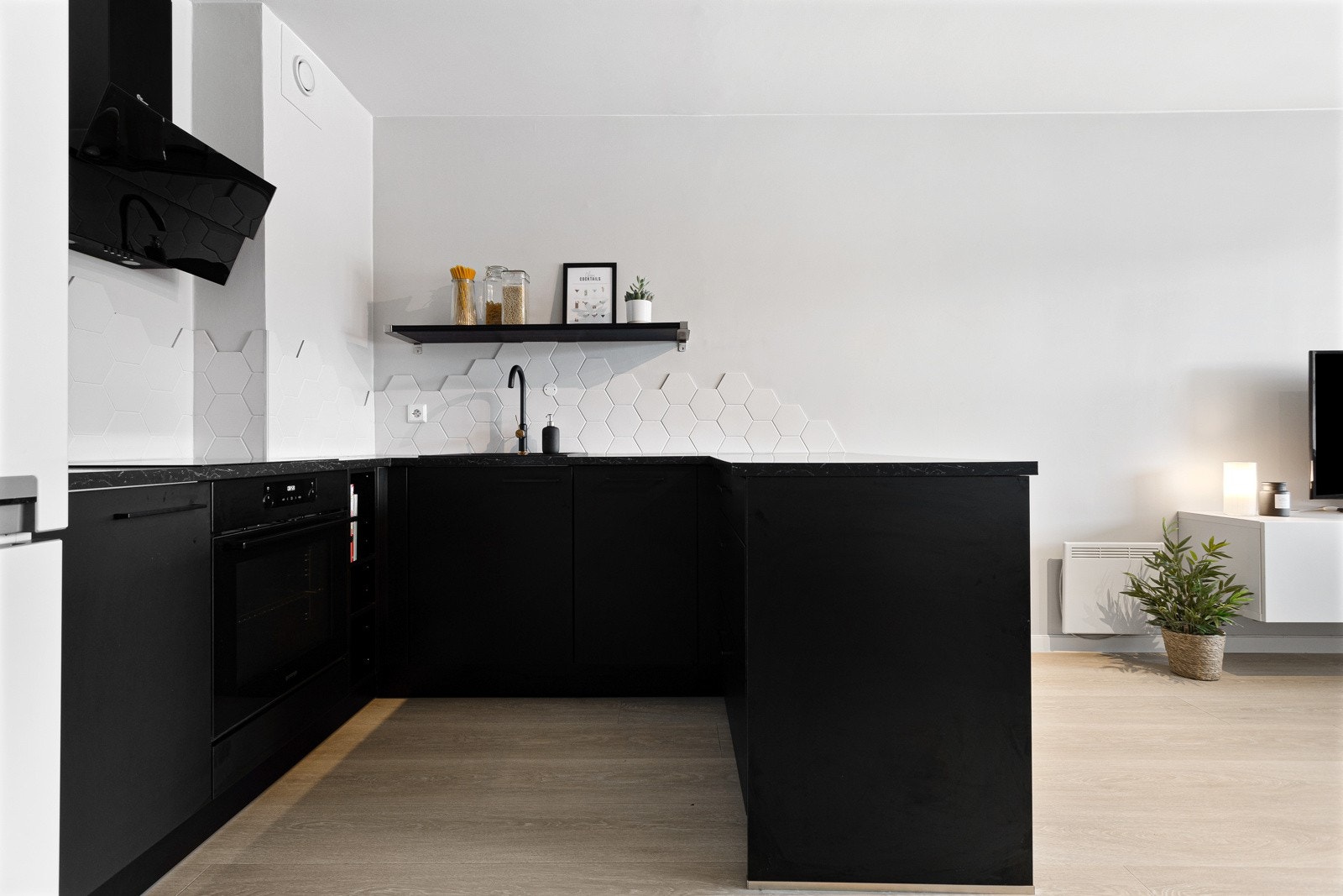 Det er meget god utnyttelse av benke- og oppbevaringsplass. Galleribilde