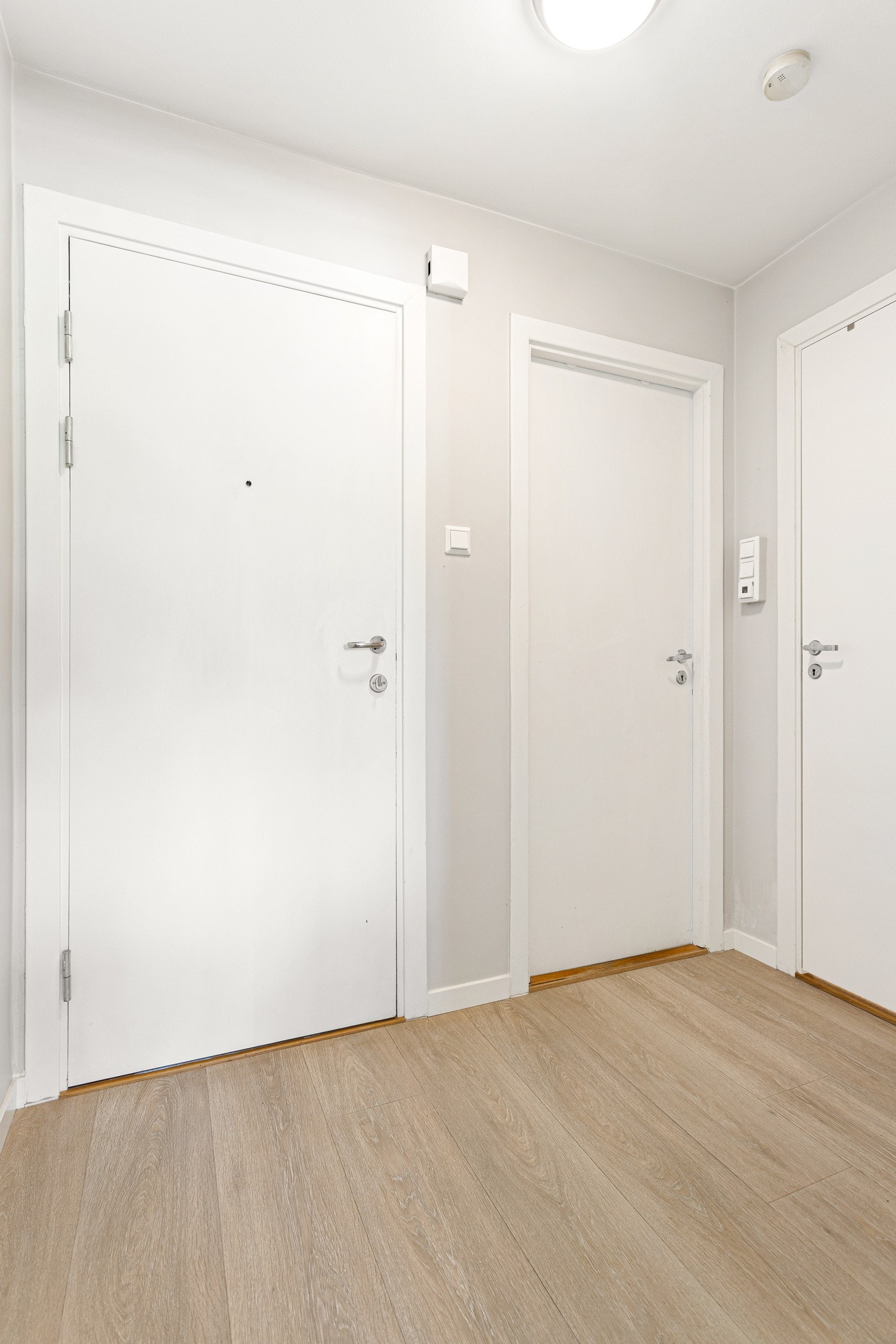 Det er plass til enkel garderobe i gangen. Galleribilde