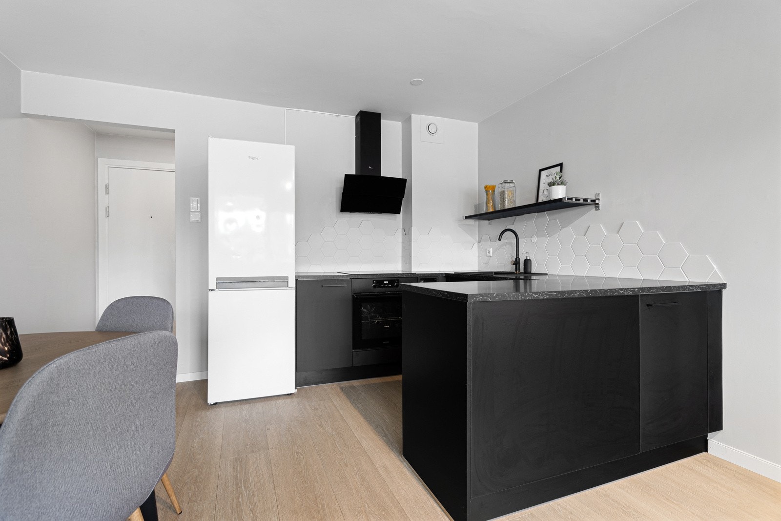 Mørk og flott kjøkkeninnredning fra 2021 i MDF type Burger Galleribilde